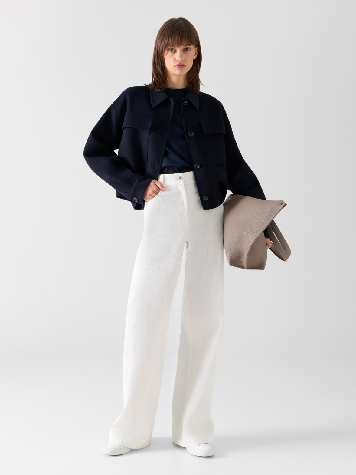 Akris Damenhosen vereinen präzise Schneiderkunst, moderne Silhouetten und zeitlose Eleganz für vielseitige Looks.