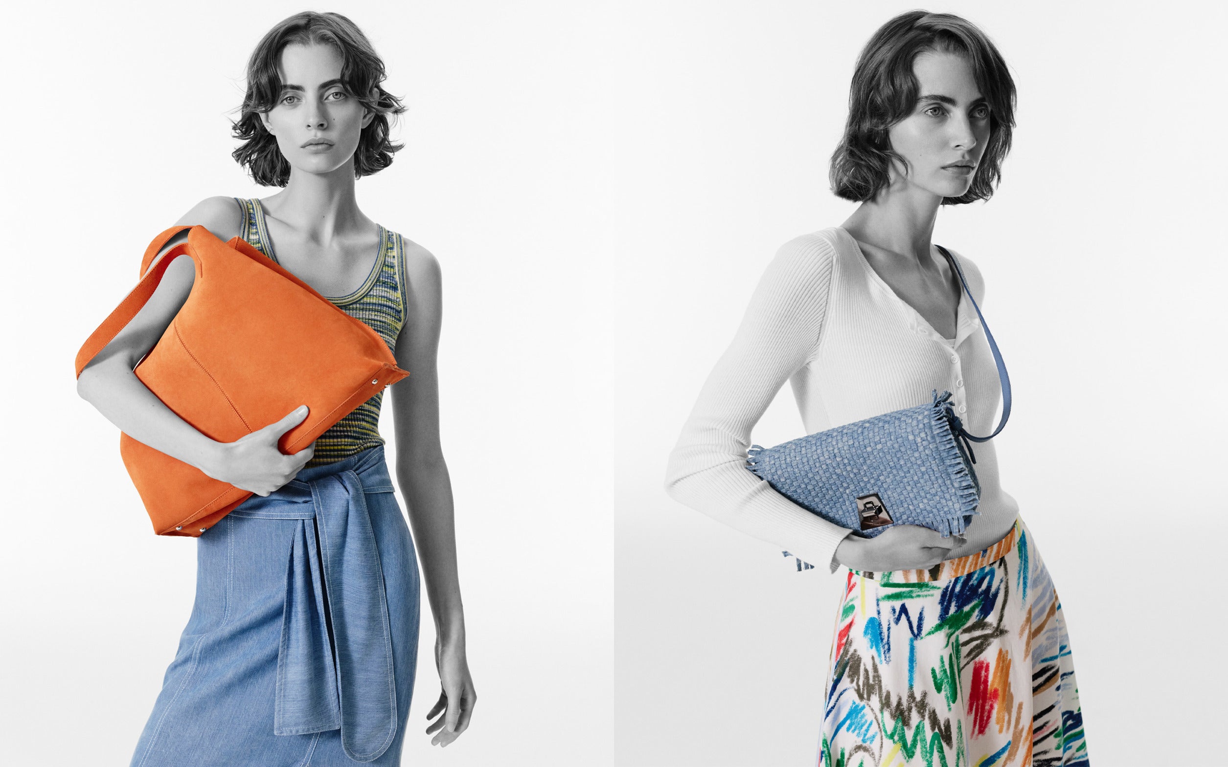 Ein Diptychon eines Models, das zwei farbenfrohe Handtaschen präsentiert: eine große orangefarbene Wildleder-Tote und eine hellblaue geflochtene Umhängetasche mit Fransen.
Die leuchtenden Accessoires kontrastieren mit dem minimalistischen, hellen weißen Hintergrund.