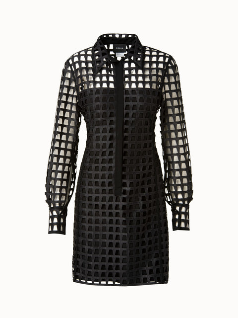 Tunika Kleid aus Trapezoid Grid Stickerei