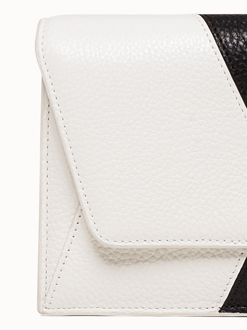 Anouk Envelope in Cervocalf Leather - black - white