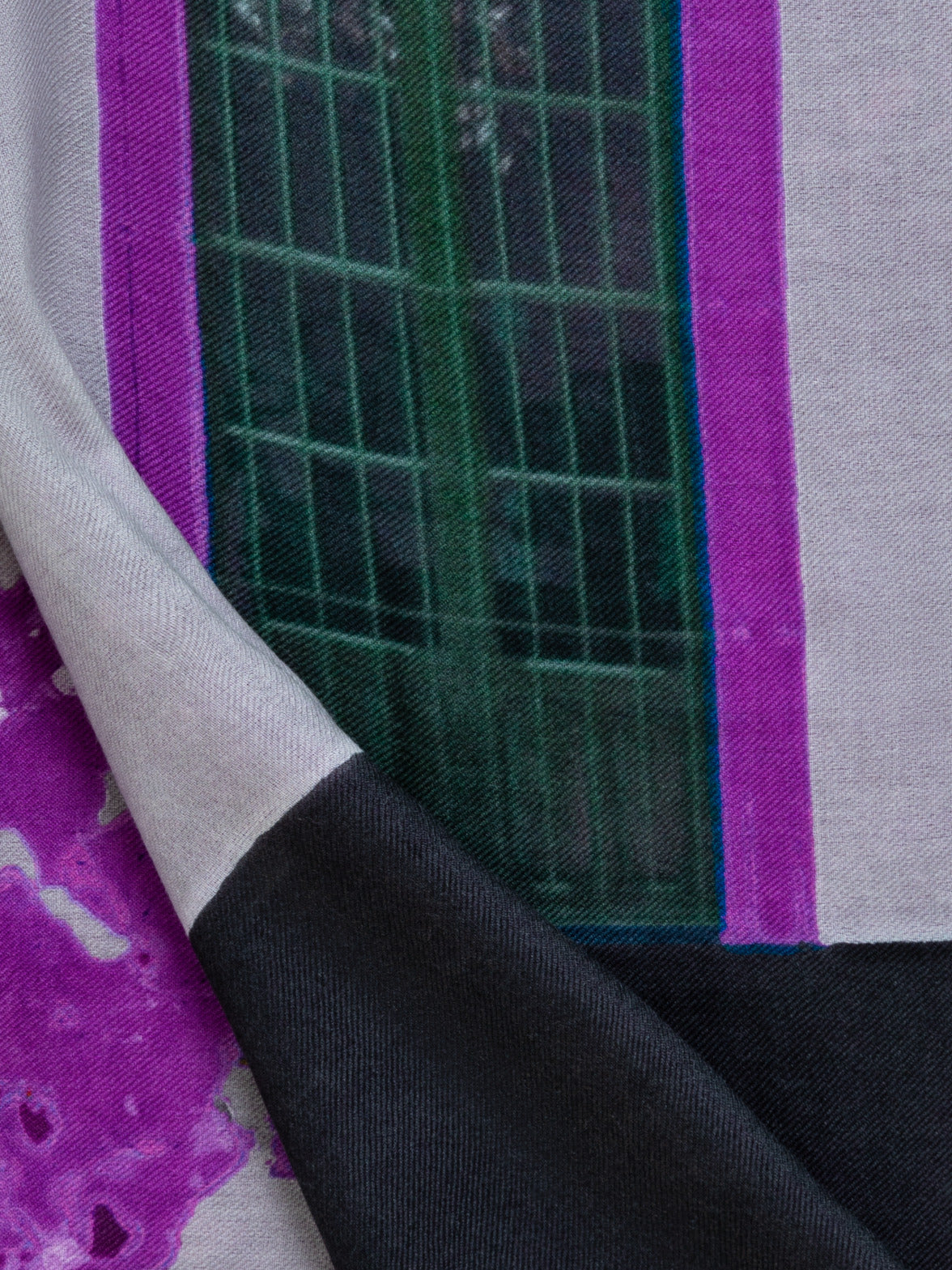 Scarf in Cashmere and Silk with Bougainvillea Porta Print - black - grey - purple