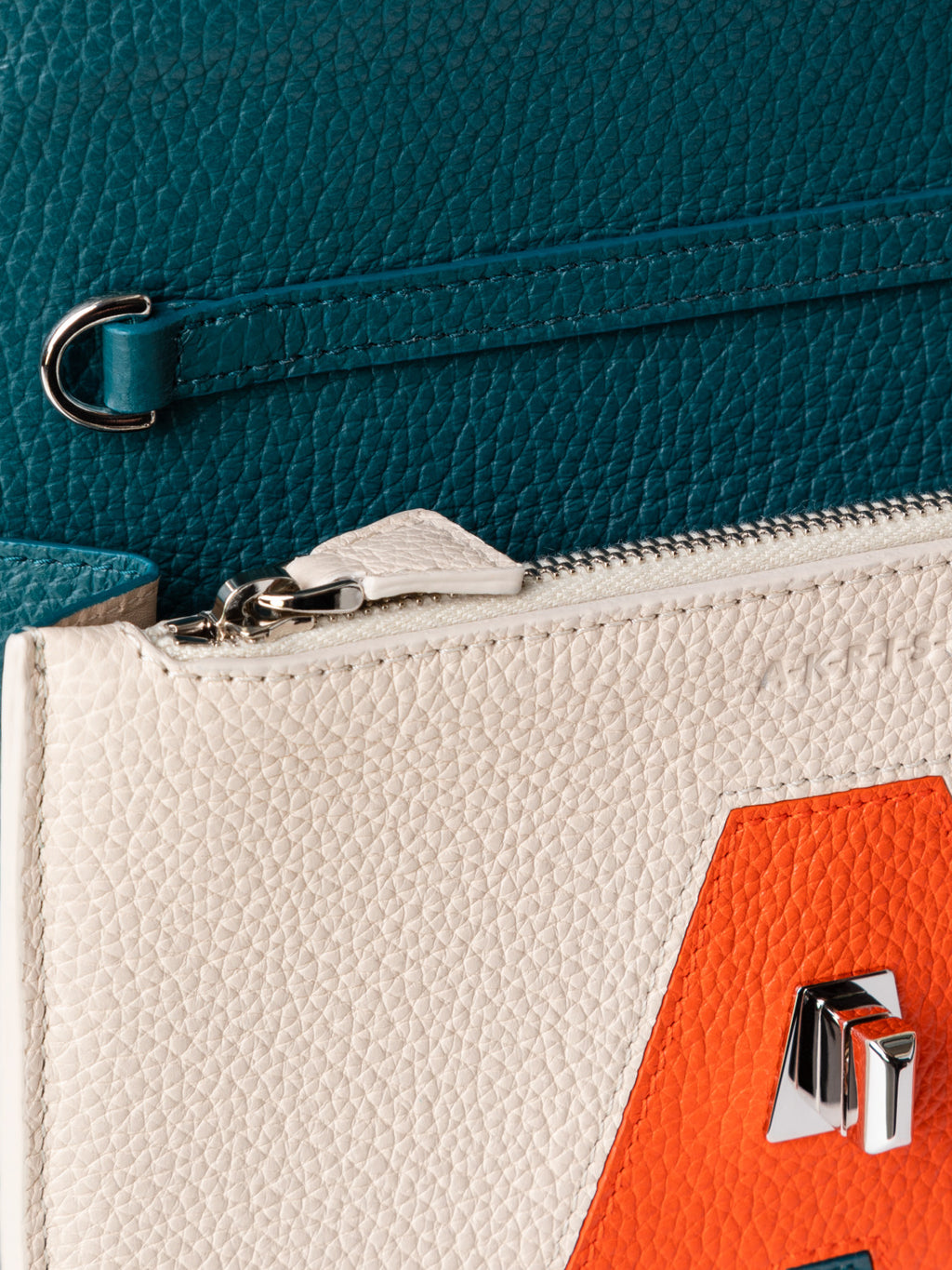 Anouk Envelope aus Leder Composed Letters Patchwork - Bunt