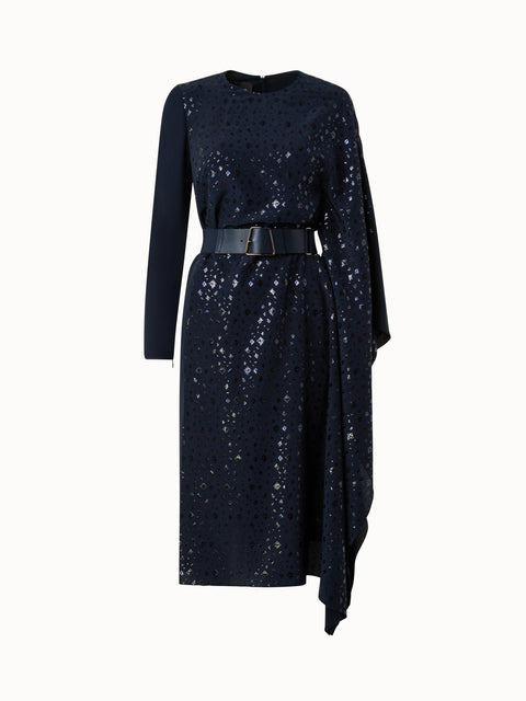 Kleid mit asymetrischen Ärmeln und Pixel-Folien-Verzierung