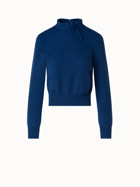 Kurzer Pullover aus 100 % Kaschmir mit Knoten-Stehkragen