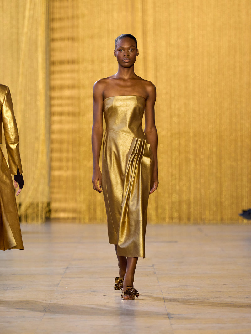 Eine Hommage an Olga de Amaral in der Akris FW26-Kollektion in Paris, geprägt von einem Dialog zwischen tiefem Schwarz, Burgunderrot und Goldakzenten.