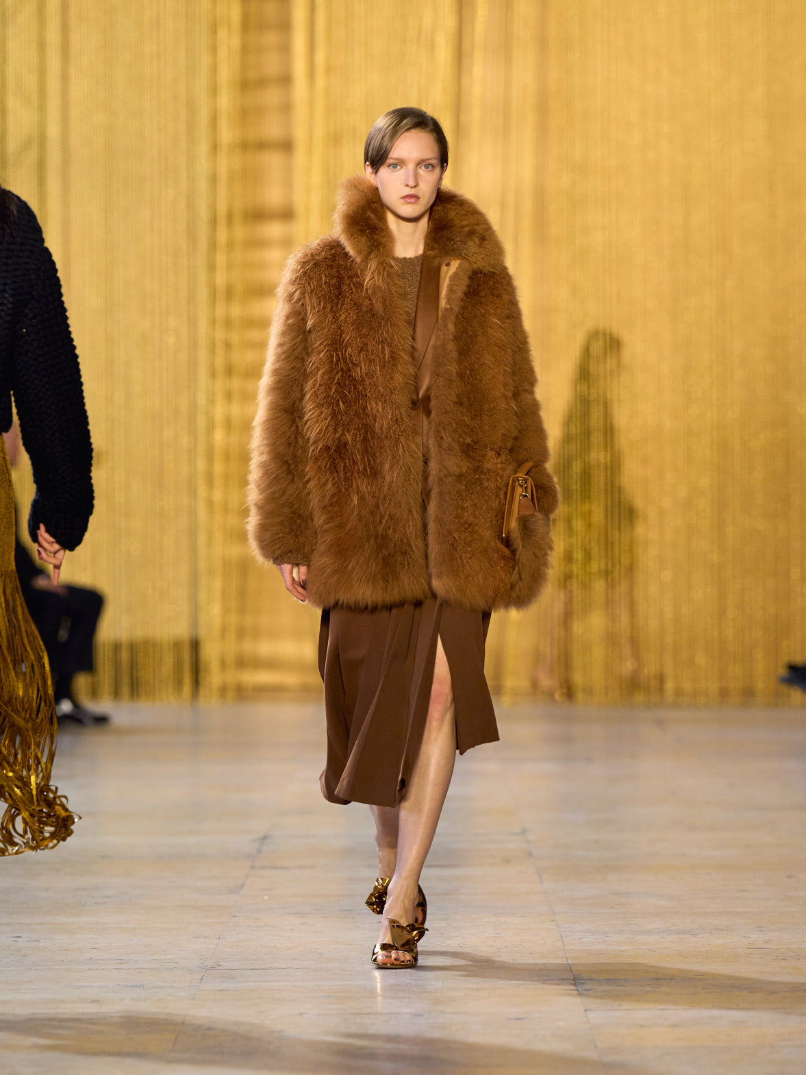 Eine Hommage an Olga de Amaral in der Akris FW26-Kollektion in Paris, geprägt von einem Dialog zwischen tiefem Schwarz, Burgunderrot und Goldakzenten.