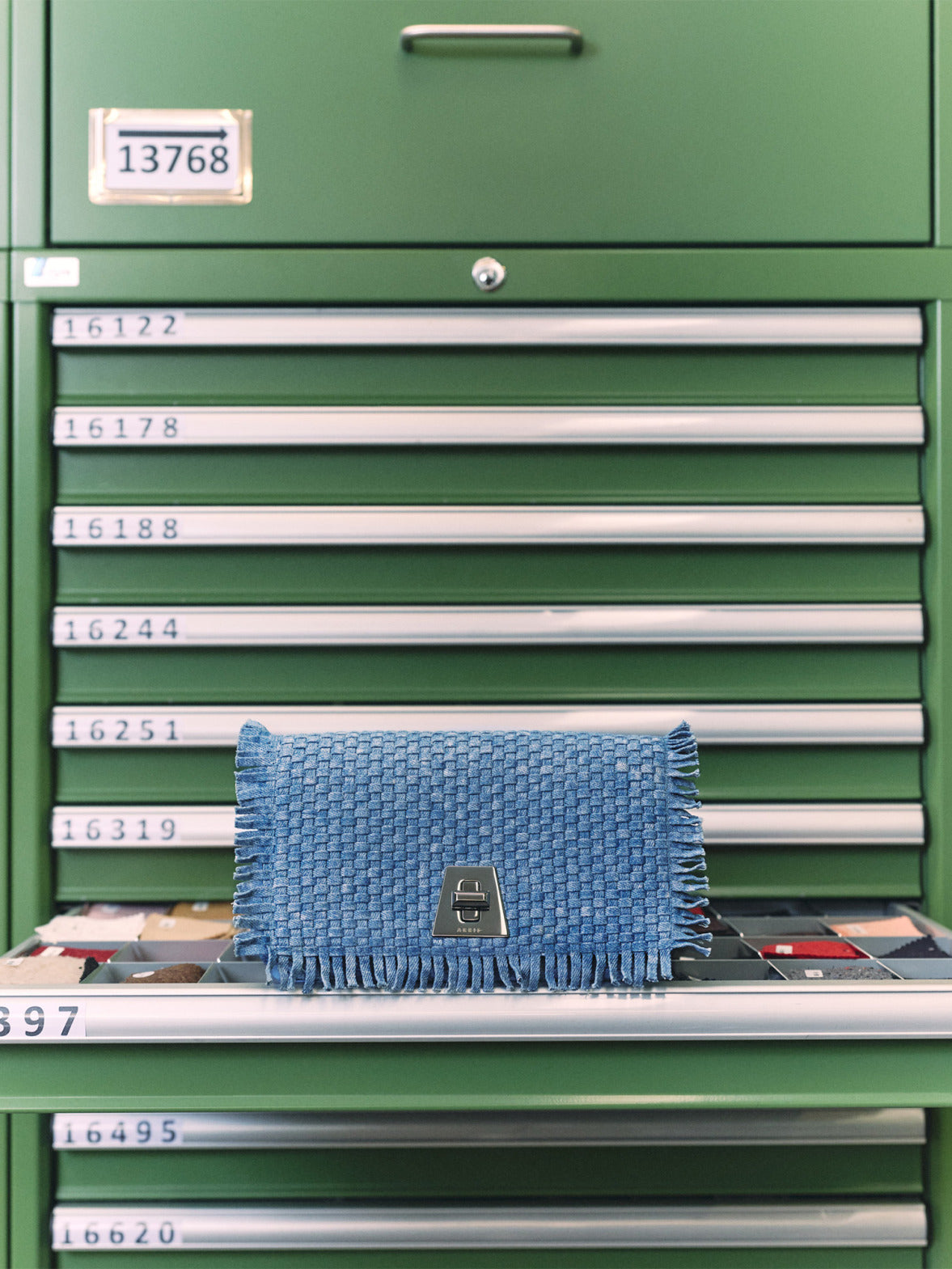 Designer-Handtasche aus gewebtem Denim der Cruise 2026 Kollektion: Ein exklusives Accessoire, das textile Meisterschaft und modernes Design vereint.