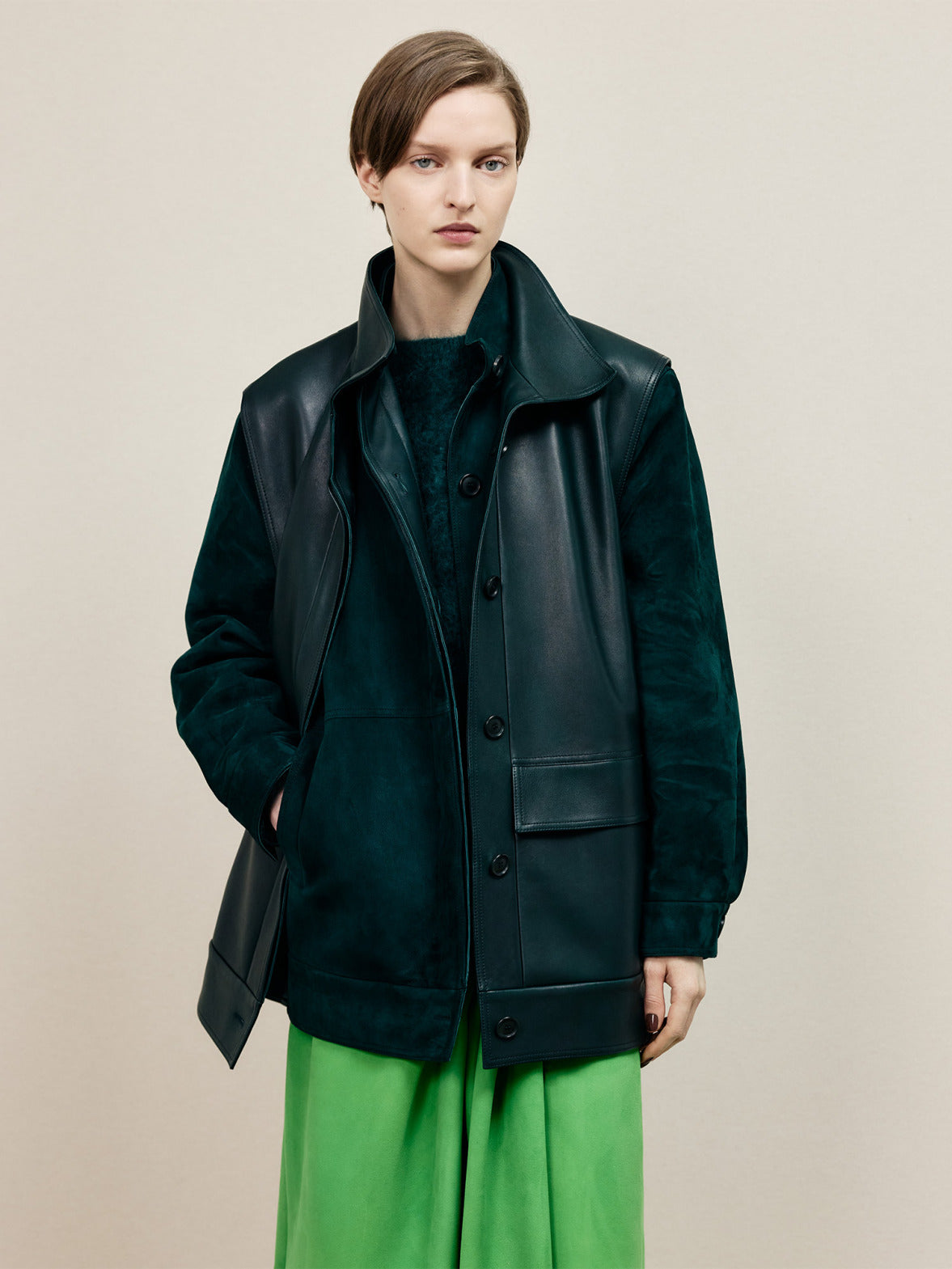 Akris Fall 2026 Duo Jacket aus Veloursleder und Nappaleder mit dem charakteristischen Duo Concept, vielschichtiger Textur und räumlicher Tiefe.