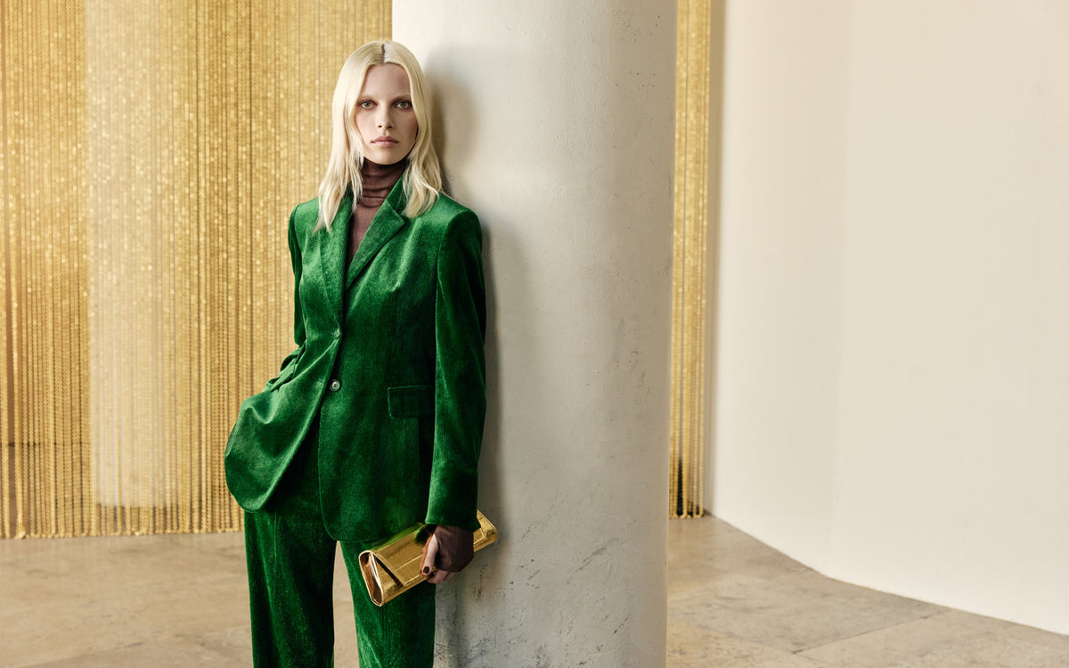 Akris Fall 2026 mit skulpturalem grünem Tailoring, luxuriösen Texturen und schimmernden Oberflächen, geprägt von moderner Eleganz.