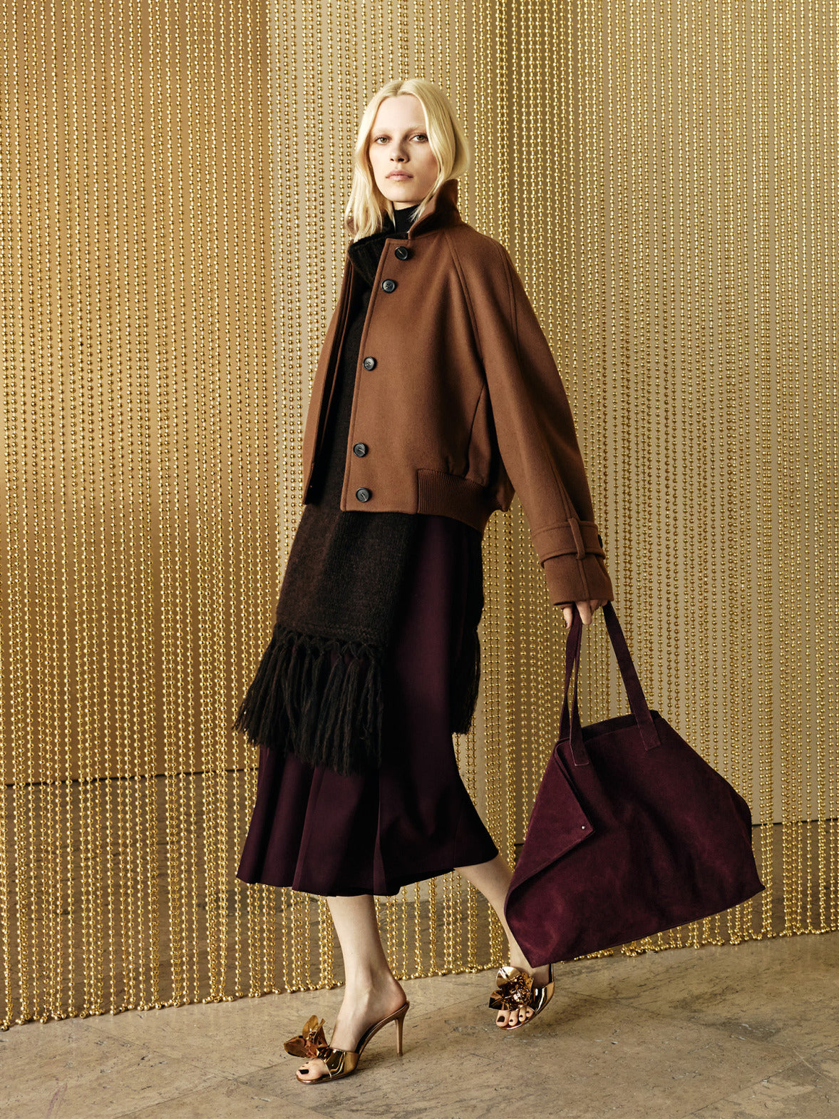 Look aus der Akris Fall 2026 Kollektion mit hochwertiger Strickmode, eleganter Outerwear und der ikonischen Ai Tasche in saisonalen Burgundertönen.