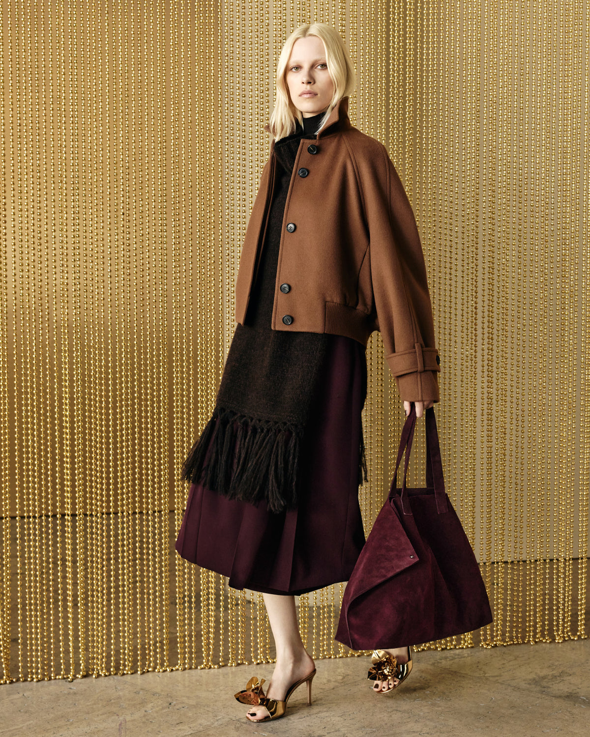 Akris Fall 2026 Look mit skulpturaler Silhouette vor einer von Olga de Amaral inspirierten Textilinstallation. Die Kollektion verbindet luxuriöse Handwerkskunst, taktile Materialien und moderne Eleganz.