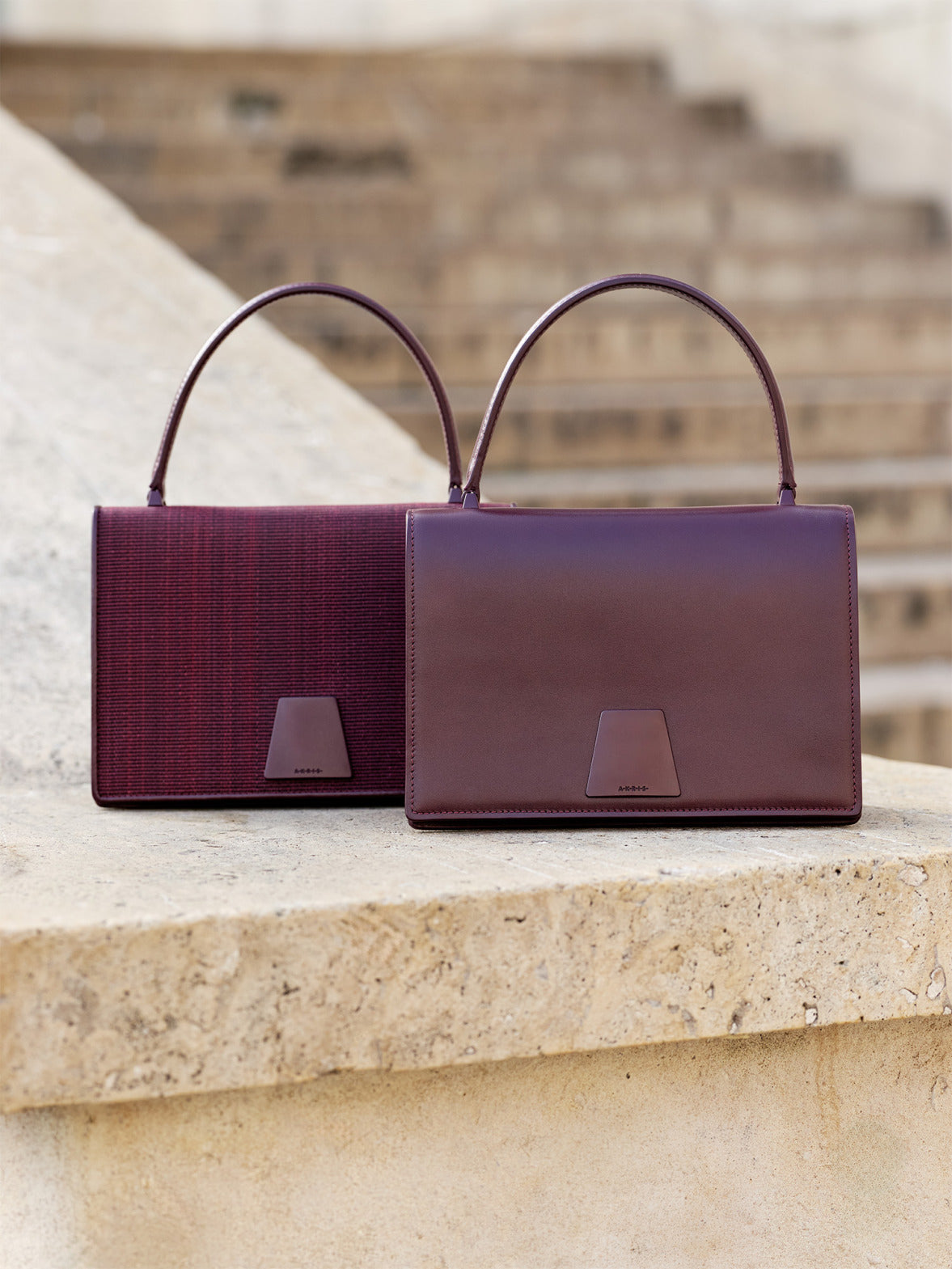 Akris Alice Bag in Burgundy aus Leder und Rosshaar mit klaren Linien, luxuriösen Materialien und zeitloser Eleganz.