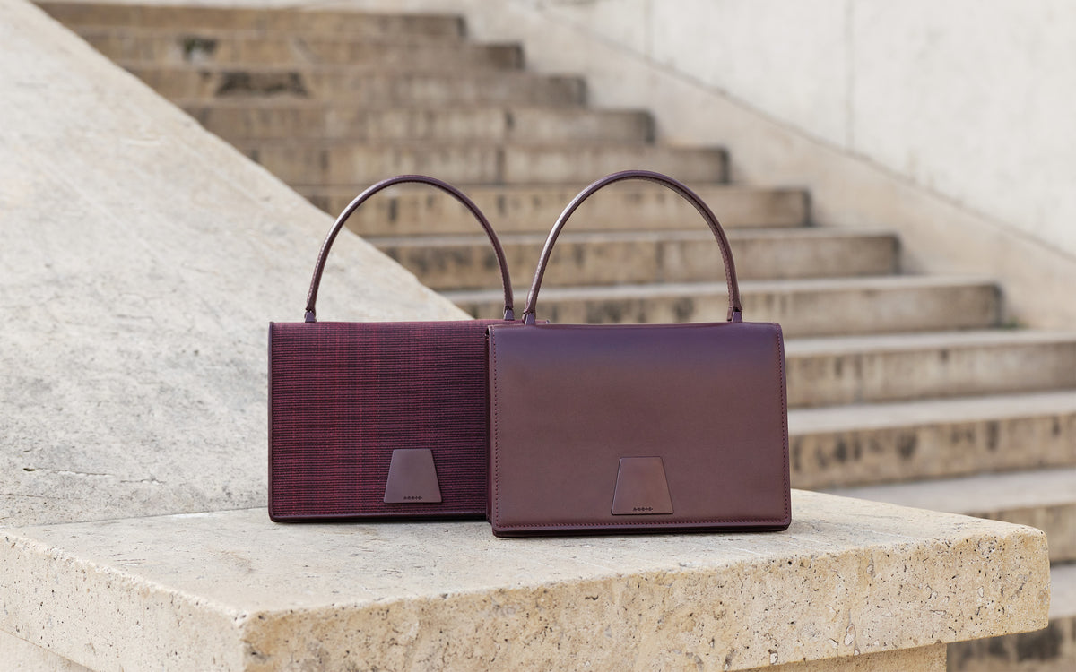 Akris Alice Bag in Burgundy aus Leder und Rosshaar mit klaren Linien, luxuriösen Materialien und zeitloser Eleganz.
