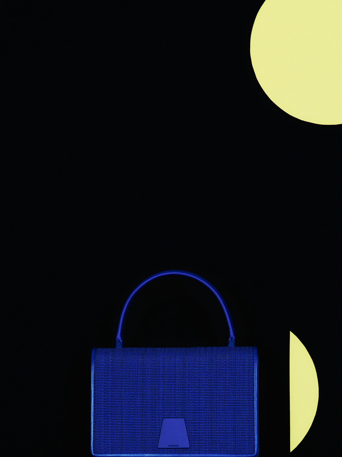 Erleben Sie die faszinierende Textur der Akris Pre-Fall Kollektion mit della eleganten Alice Handtasche aus edlem Rosshaar (Horsehair) in leuchtendem Elektrisch-Blau. Vor einem tiefschwarzen Hintergrund mit sanft gelben, geometrischen Akzenten vereint dieses Luxus-Accessoire skulpturale Formen mit einzigartiger Handwerkskunst. Entdecken Sie erlesenes Schweizer Design.