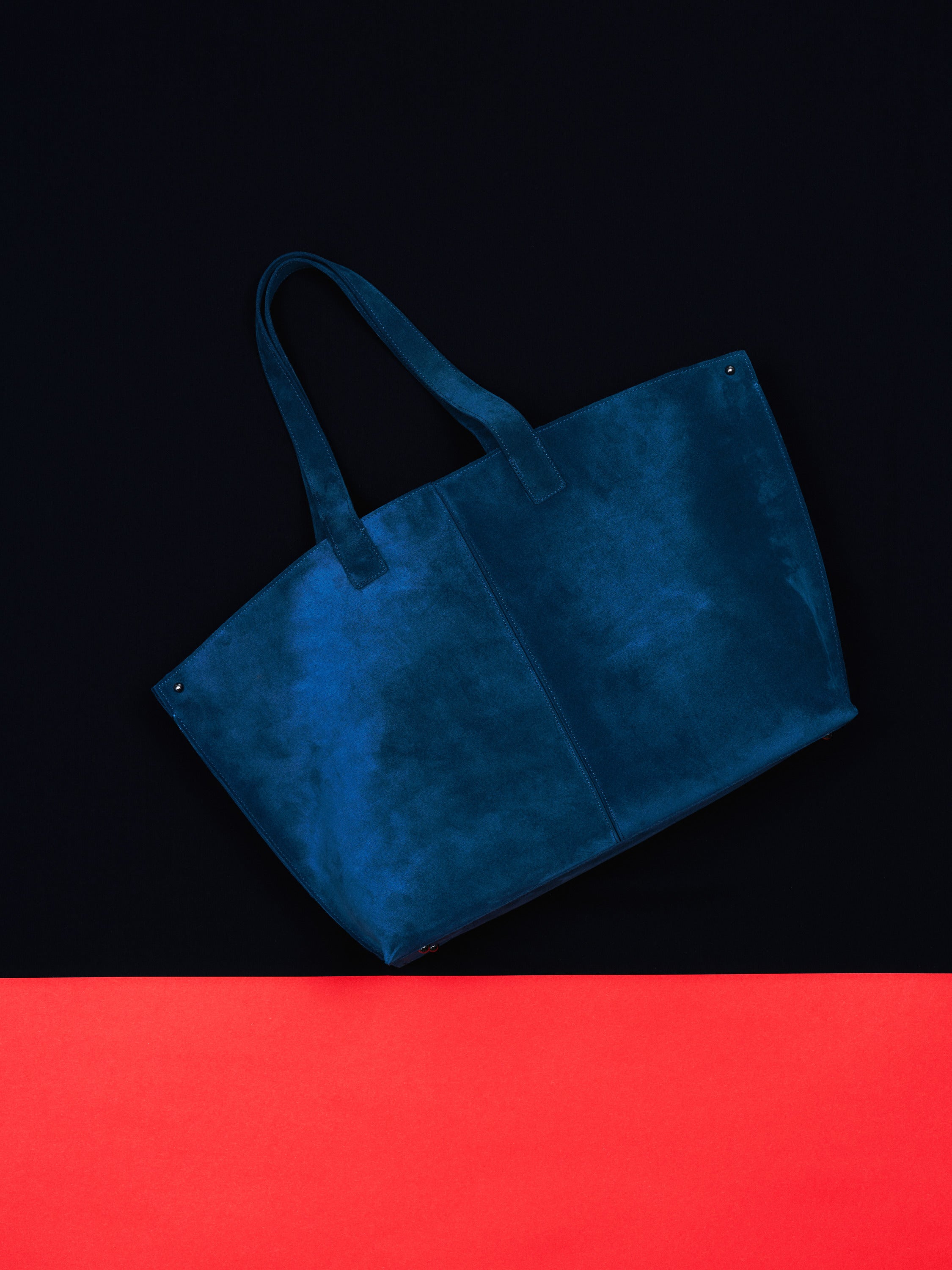 Erleben Sie die pure Eleganz der Akris Pre-Fall Kollektion mit der ikonischen Ai Handtasche in strahlendem Weiß. In Kombination mit einer klassischen weißen Bluse und einem plissierten beigen Rock entsteht ein minimalistischer Sommer-Look. Entdecken Sie klare Silhouetten und meisterhafte Schweizer Handwerkskunst.