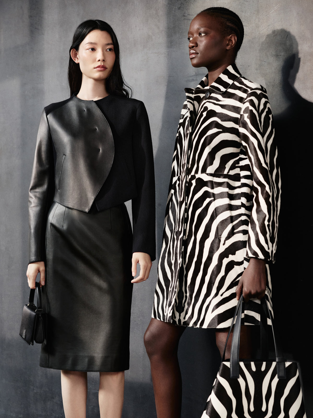 Entdecken Sie die ausdrucksstarken Kontraste der Akris Pre-Fall Kollektion mit einem skulpturalen Ensemble aus schwarzem Leder und einem ikonischen Mantel im Allover-Zebra-Print. Ergänzt werden die Looks durch die passenden Luxushandtaschen, wie die legendäre Ai und die elegante Anouk. Erleben Sie exzellente Schweizer Schneiderkunst für einen modernen Auftritt.