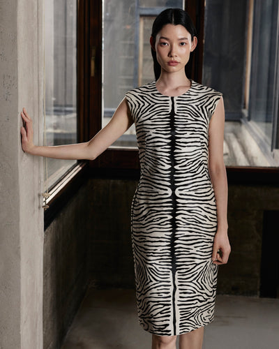 Ärmelloses Luxuskleid aus der Akris Pre-Fall 2026 Kollektion.
Elegantes Design mit anspruchsvollem schwarz-weißem Zebra-Print.
Figurbetontes Designer-Midikleid für Damen im modernen Stil.