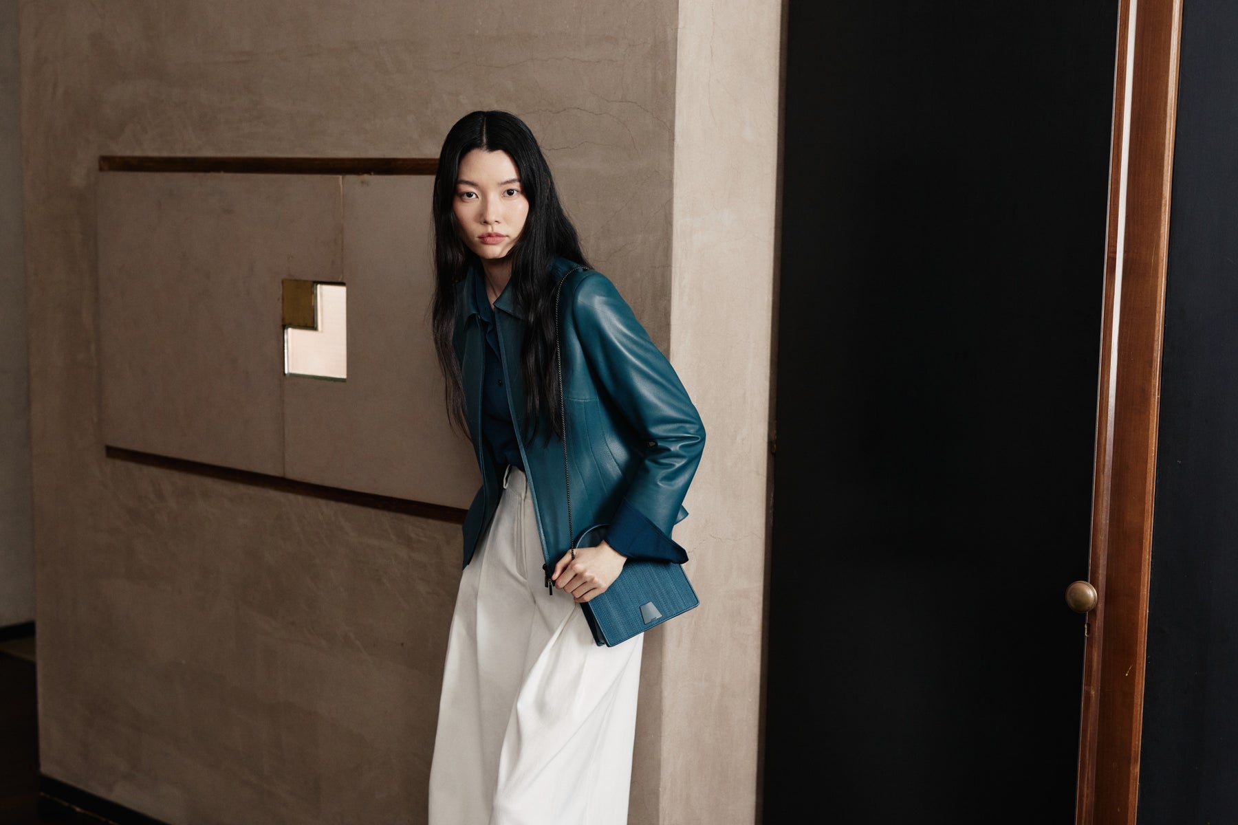 Ottanio prägt die Akris Pre-Fall 2026 Kollektion durch das charakteristische Zusammenspiel von tiefem Blau und Aquagrün.
Moderne Schneiderkunst und luxuriöse Texturen setzen die unverwechselbare Farbwelt von Ottanio in Szene.