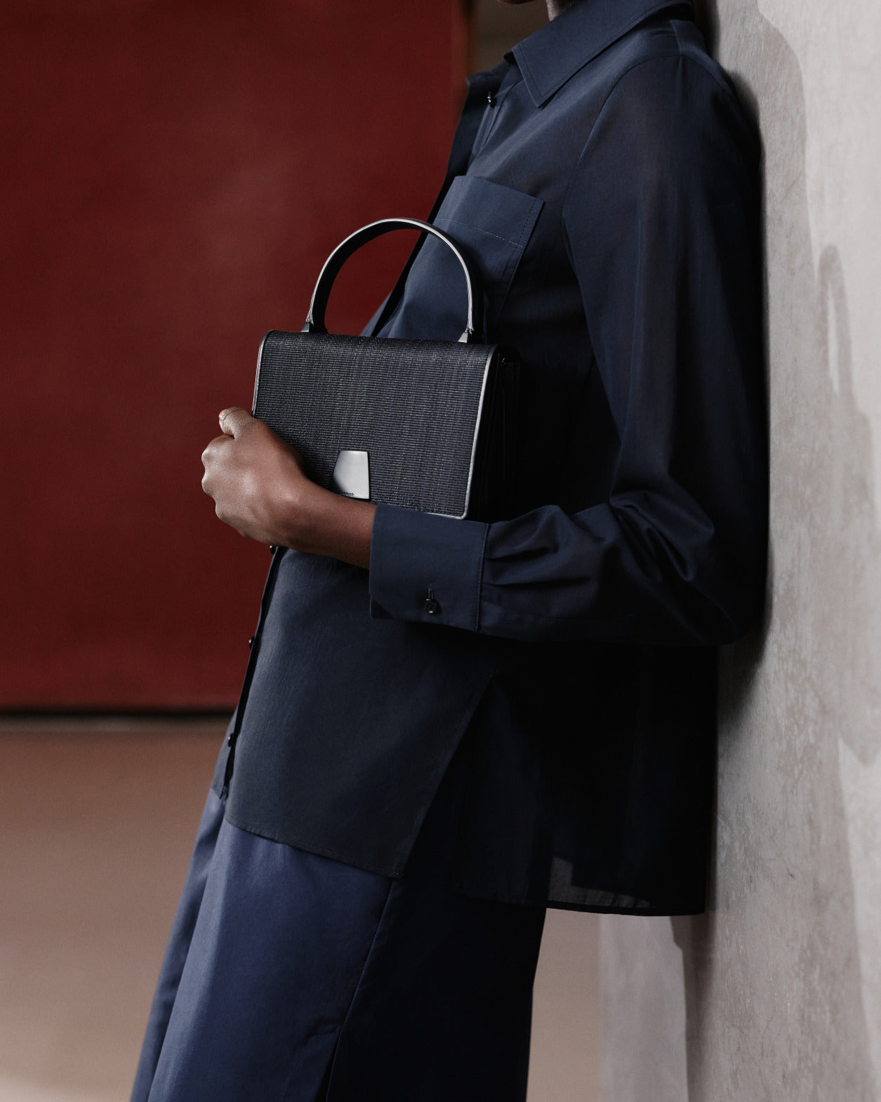 Entdecken Sie die Alice Bag von Akris, in der architektonische Linien, charakteristische Materialien und präzise Handwerkskunst zeitlose Eleganz definieren.