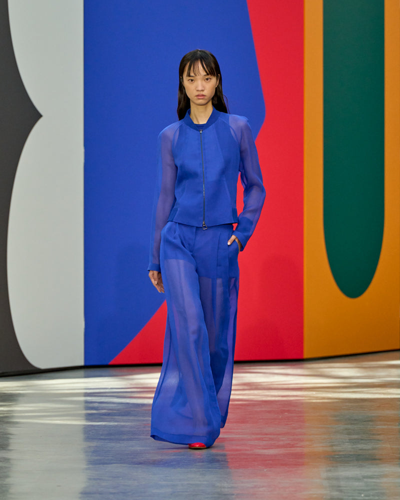 Akris Frühjahr/Sommer 2026 vereint Kunst und Mode. Entdecken Sie Schweizer Luxusdesign, Haute-Couture-Handwerkskunst und zeitlose Eleganz, inspiriert von Leon Polk Smith.