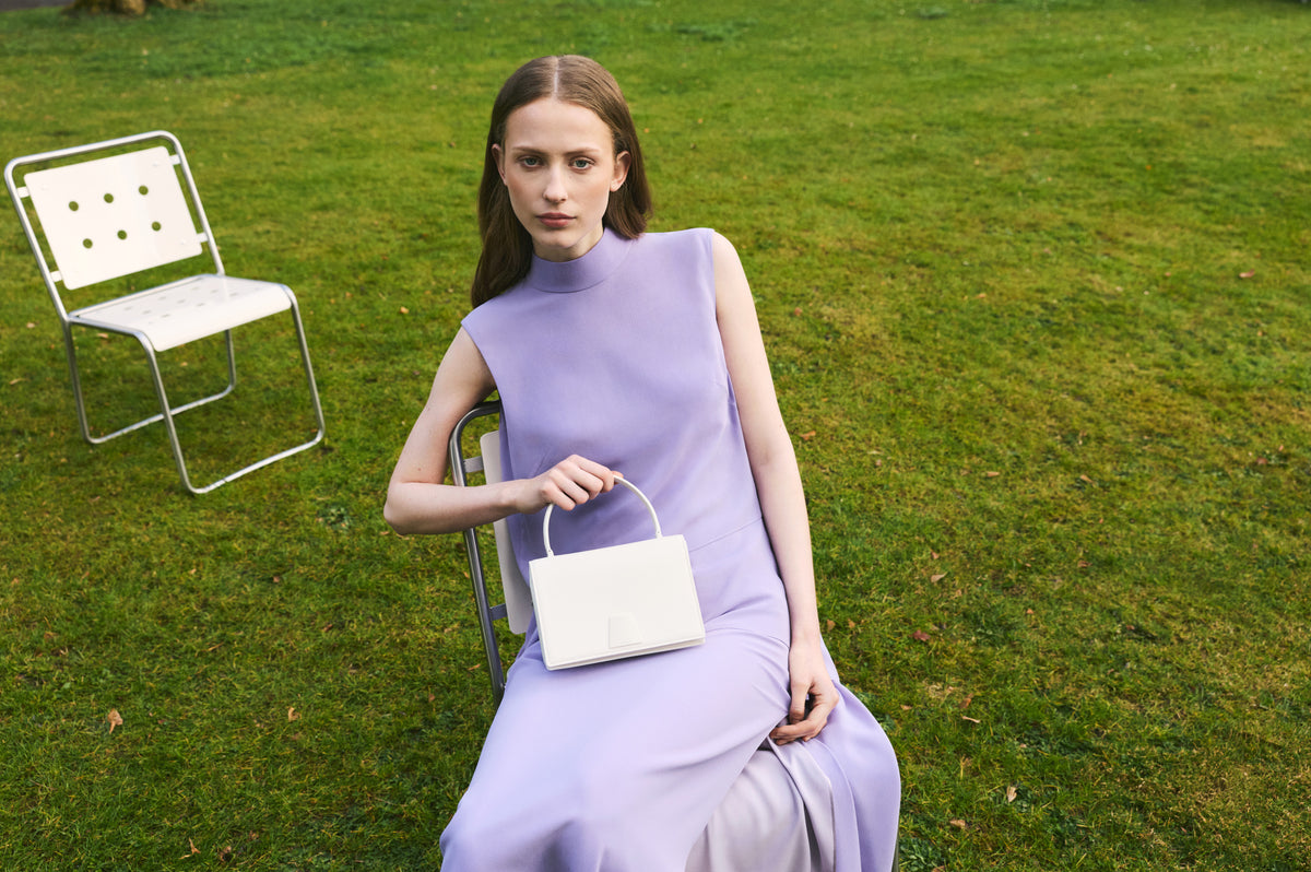 Copilot said: Kleid in Malva aus der Akris Pre-Fall 2026 Kollektion mit fliessender Silhouette und zurückhaltendem Luxus.
Damenkleid in Malva aus der Pre-Fall 2026 Kollektion, das moderne Schneiderkunst, fliessende Bewegung und zeitlose Eleganz vereint.