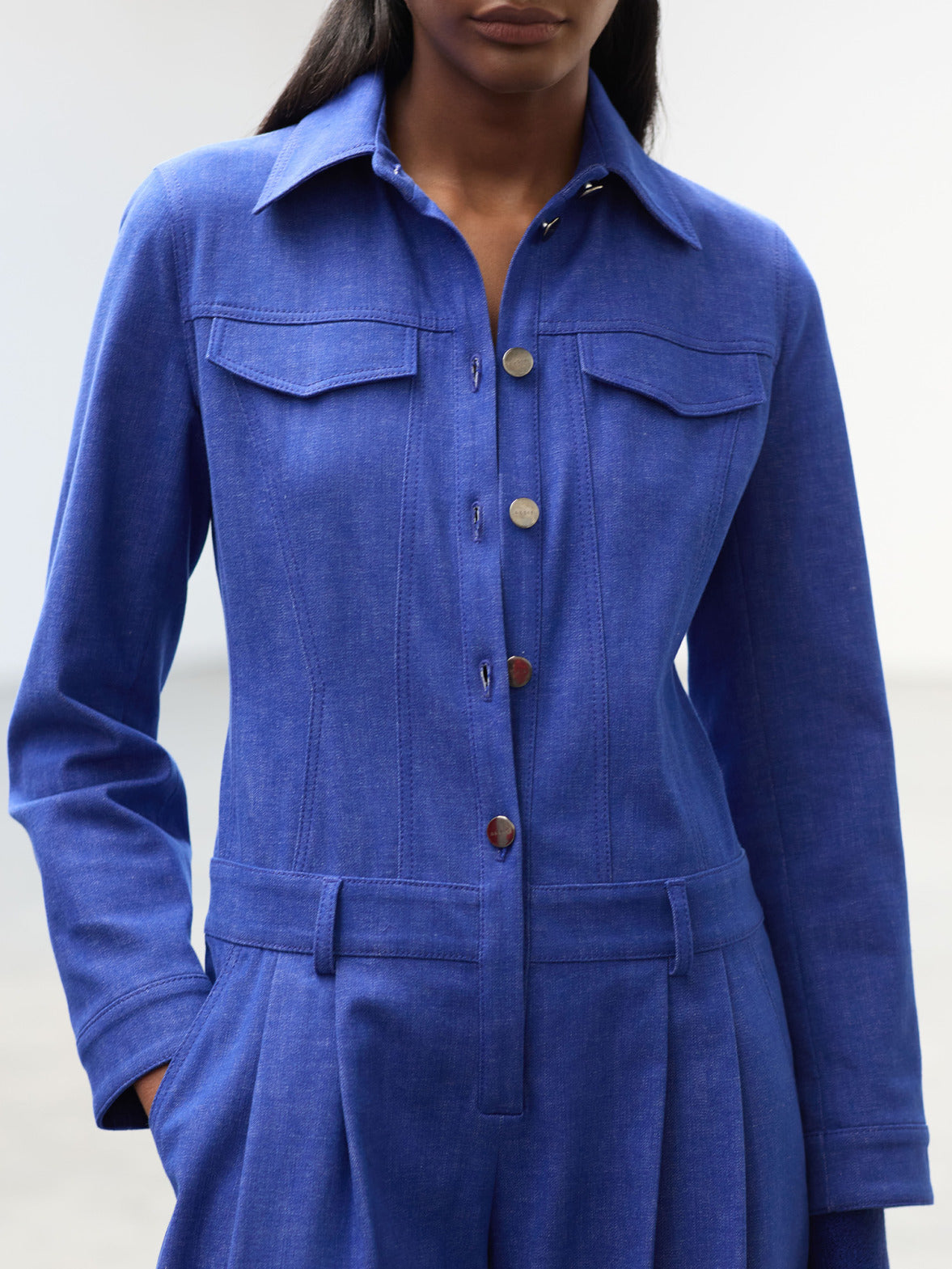 Erleben Sie mühelosen Reisestil mit der Akris Frühjahrskollektion und einem eleganten, leichten Jumpsuit, der sich perfekt für einen luxuriösen Weekend Getaway eignet. Dieser vielseitige Einteiler verbindet höchsten Komfort mit einer klaren, minimalistischen Silhouette für die moderne Frau von heute. Entdecken Sie entspannte Eleganz und erstklassige Schweizer Handwerkskunst.