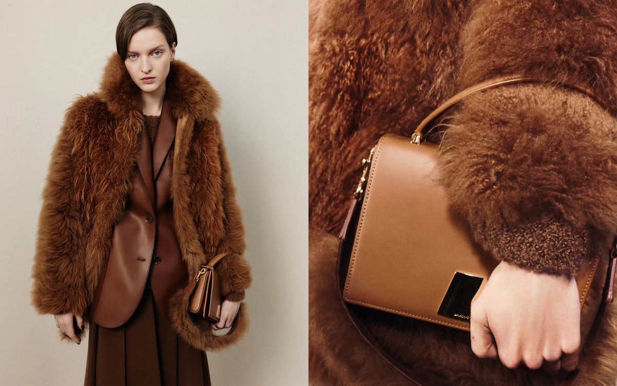 Akris Herbstkollektion 2026 mit braunem Fellmantel, Leder-Layering und der Alice Top Handle Bag in warmen Herbsttönen.
