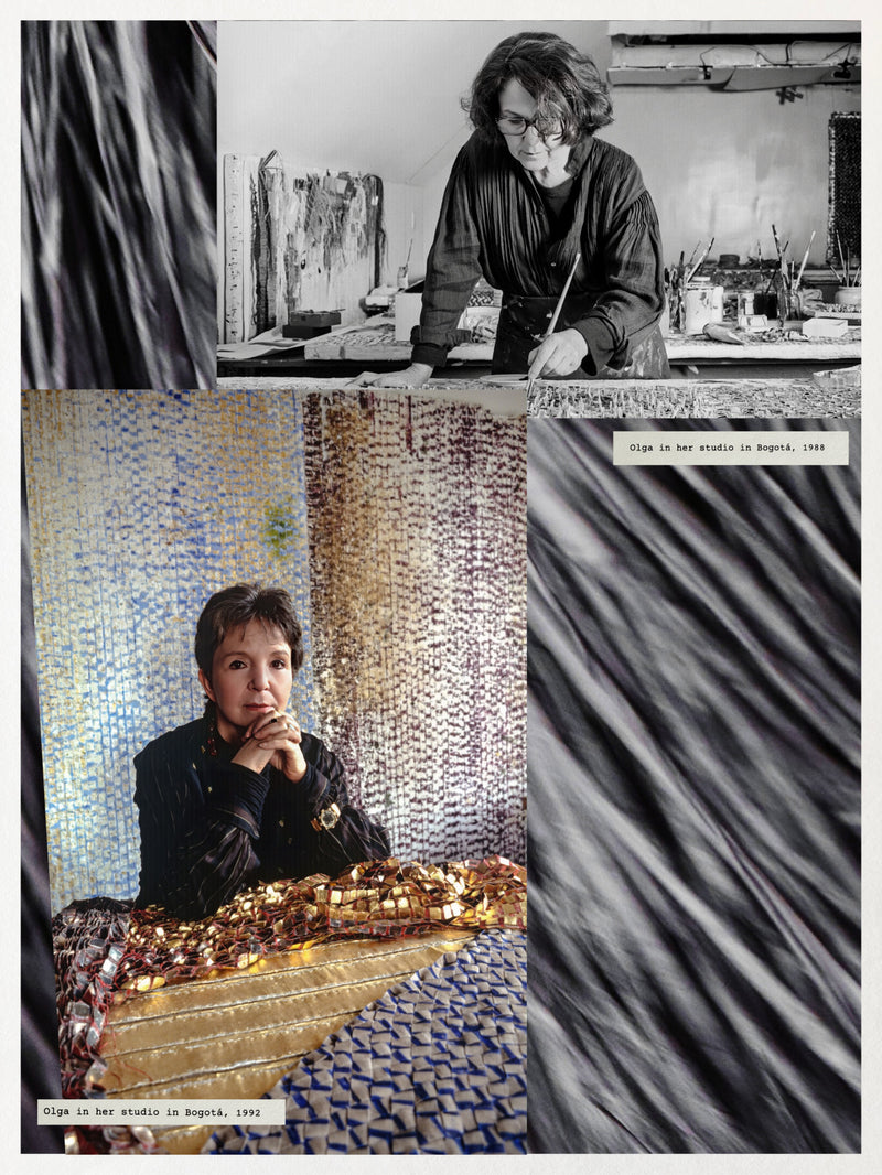 Eine minimalistische Innenaufnahme eines geräumigen Ateliers mit hohen Decken, großen Fenstern, Betonsäulen und Sitzreihen vor einer Holzwand.