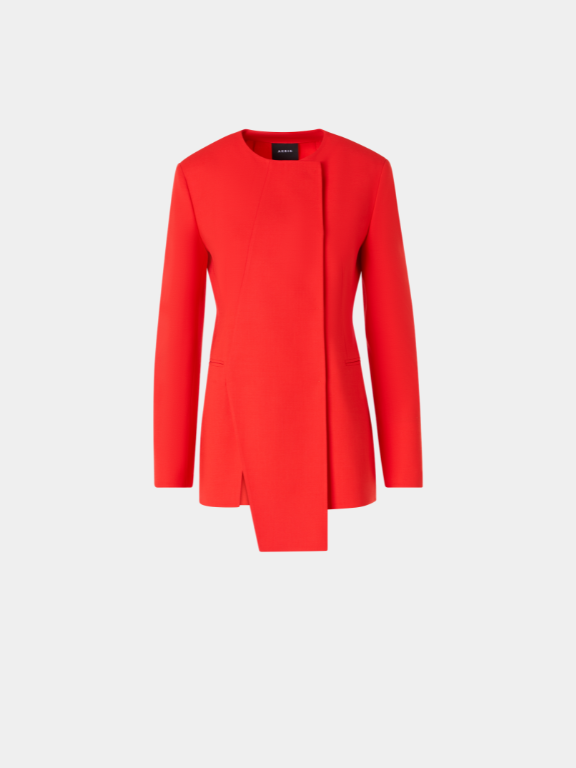 Eleganter, leuchtend roter kragenloser Blazer mit skulpturalem, minimalistischem Design und verdecktem Verschluss. Verfügt über eine asymmetrische, drapierte Frontpartie, die der klassischen Silhouette einen avantgardistischen Akzent verleiht. Massgeschneiderte Verarbeitung mit klaren Linien und diskreten Paspeltaschen für eine anspruchsvolle, moderne Business-Aesthetic.