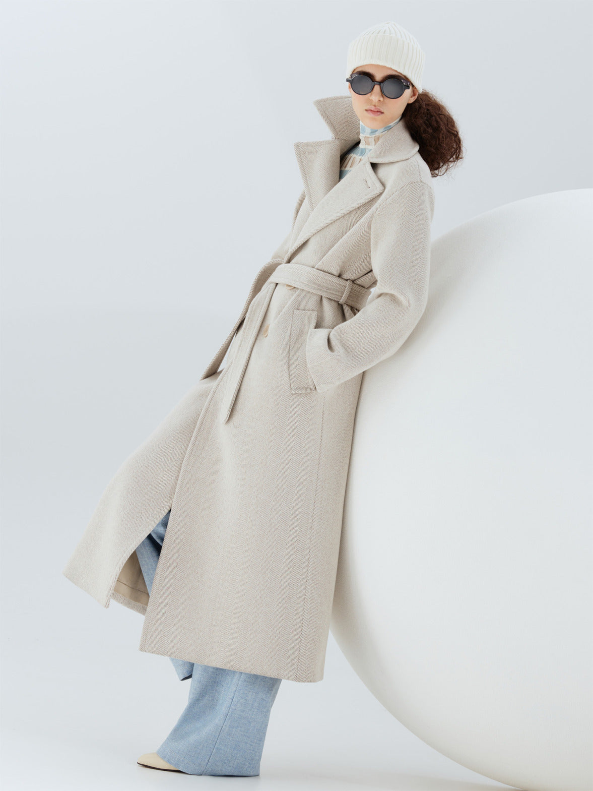 Look aus der Akris punto Fall 2026 Kollektion mit luxuriösem Wollmantel, hochwertiger Strickmode und moderner Eleganz für jeden Tag.
