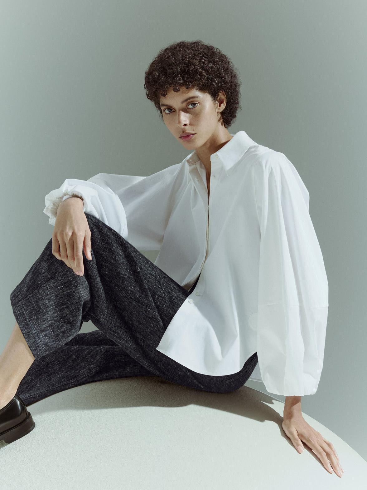 Akris punto Pre-Fall 2026 Neuheiten. Elegante mit modernen Silhouetten und feiner Schneiderkunst.