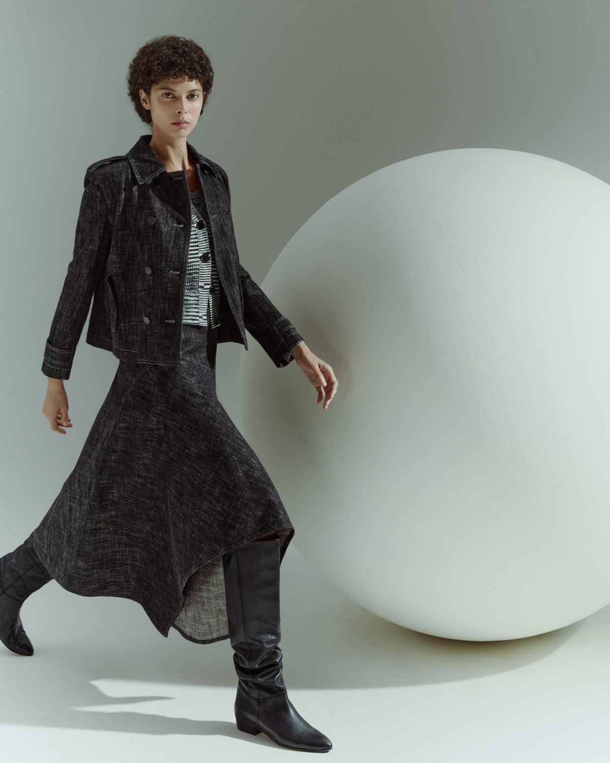Entdecken Sie die Akris punto Pre-Fall 2026 Kollektion, in der Ton-in-Ton-Looks, ausdrucksstarke Texturen und fließende Silhouetten moderne Eleganz definieren.