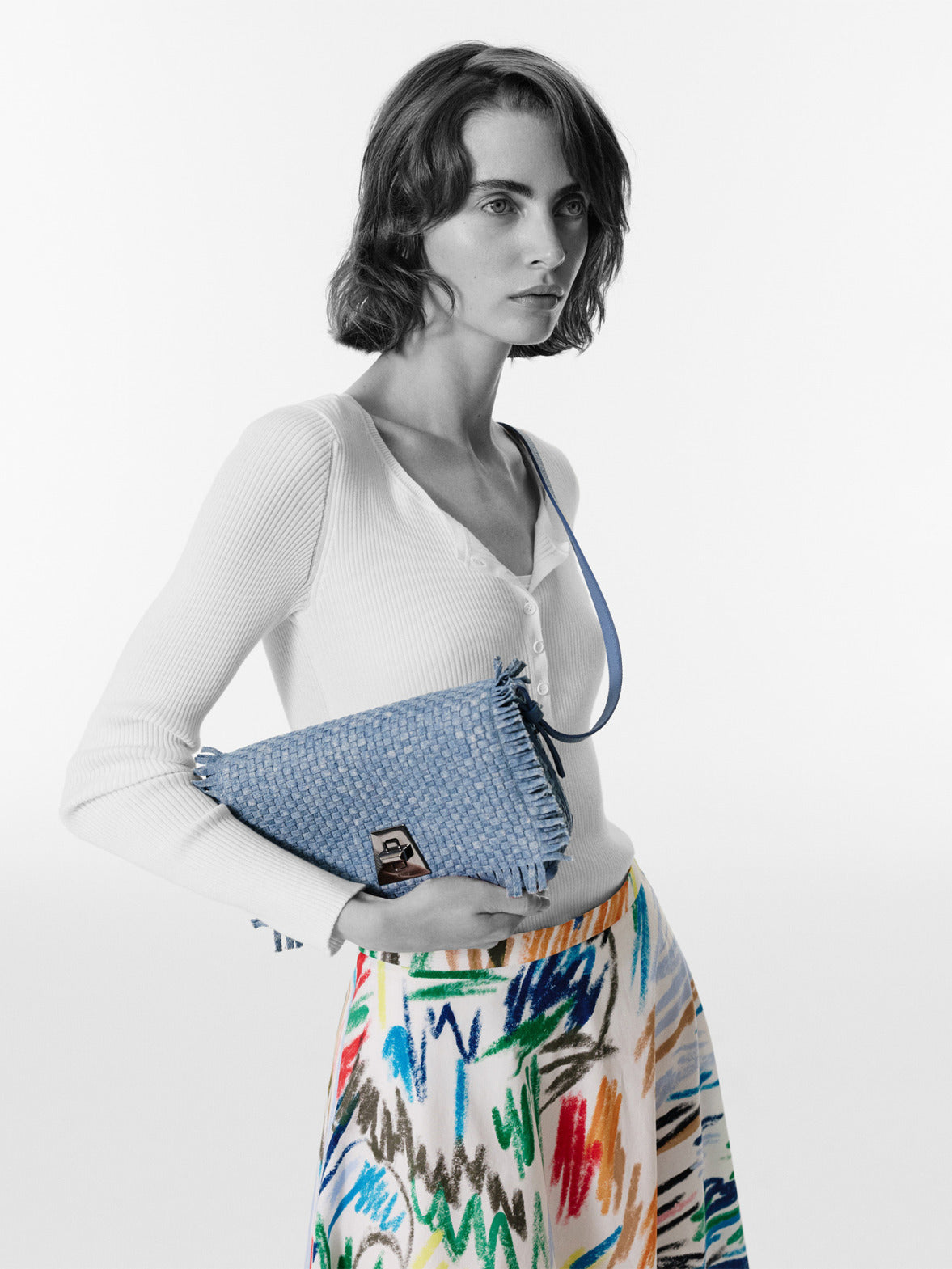 Erleben Sie die exquisite Kunstfertigkeit der Akris Frühjahrskollektion mit der eleganten Anouk Clutch, die durch ein kunstvolles, farbenfrohes Stickerei-Design besticht. Perfekt abgestimmt auf ein Kleid im passenden, lebendigen Muster vereint dieses Luxus-Accessoire kreative Texturen mit klaren Silhouetten. Entdecken Sie zeitlose Schweizer Raffinesse.