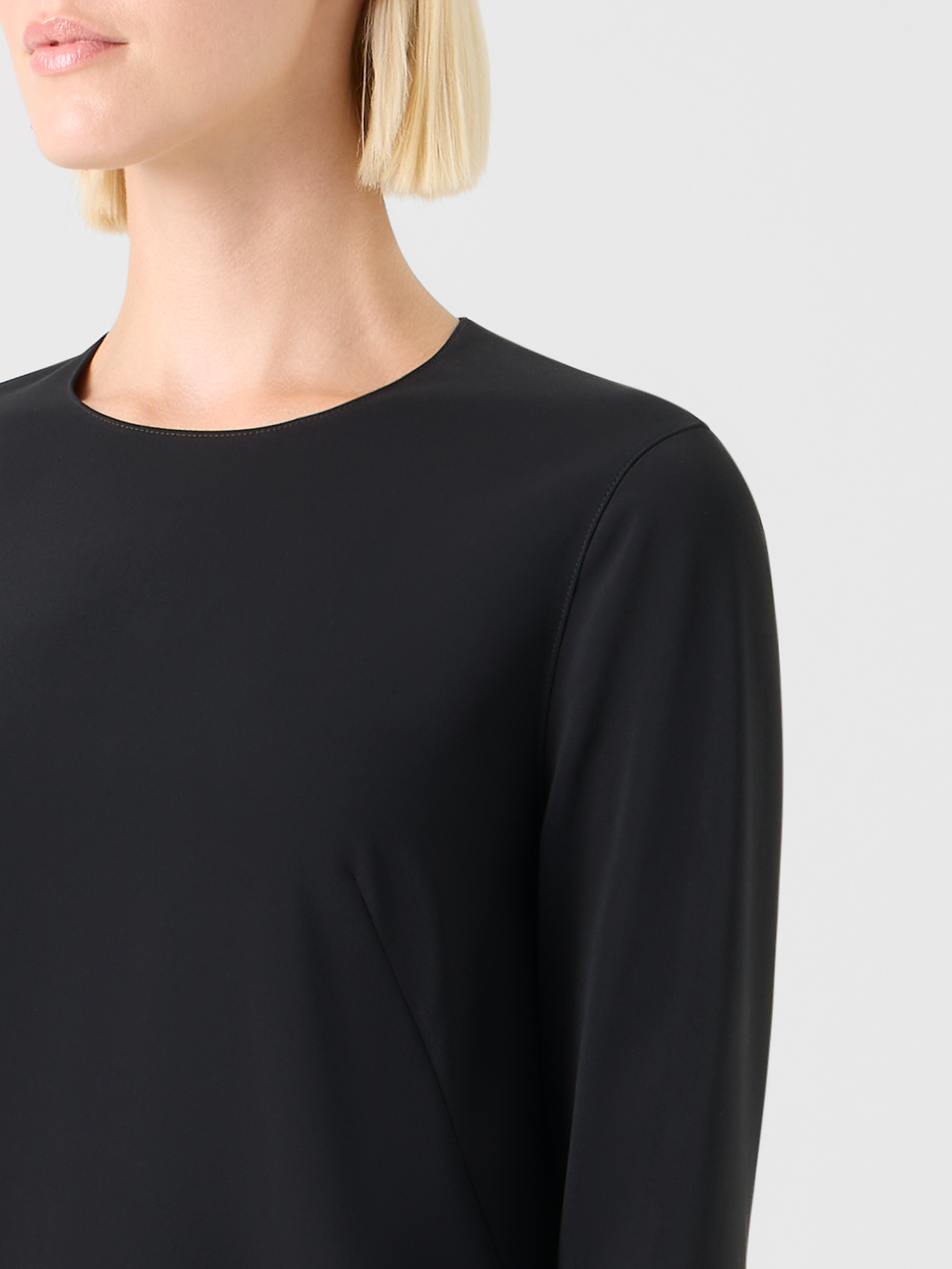 Designer Kleid aus Crêpe mit 3D-Punktsaum und Lasercut - Schwarz 