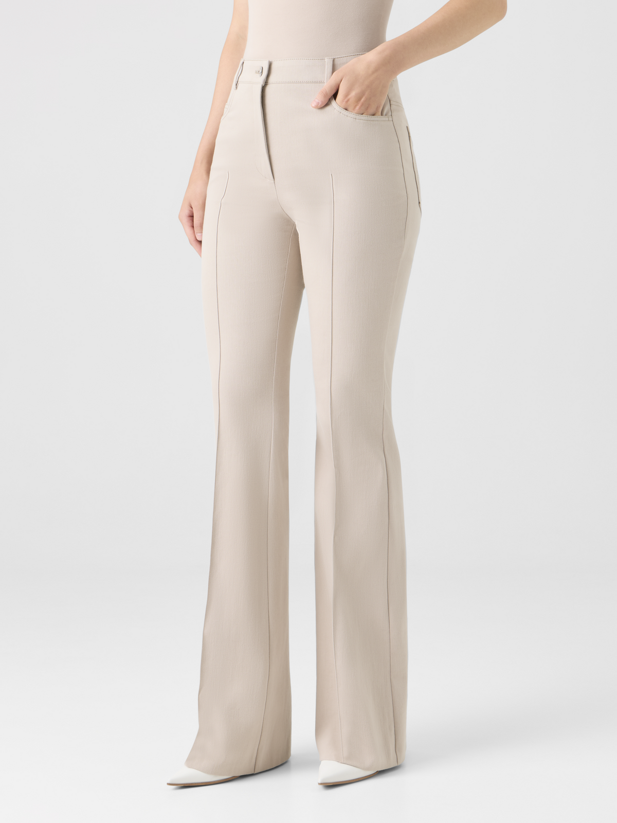 Designer Bootcut-Stretchhose aus Baumwolldenim - Beige #editorial