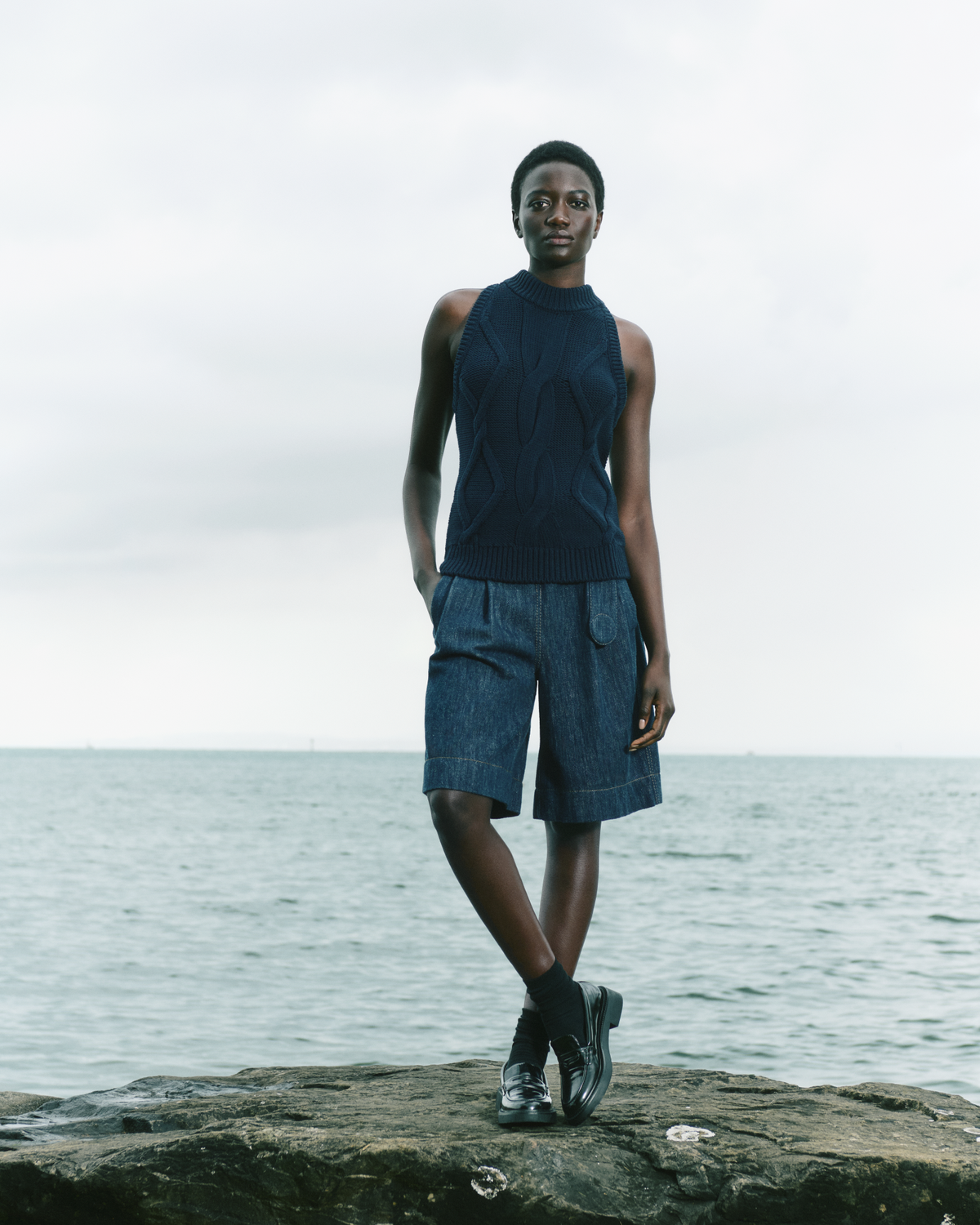 Designer Ärmelloses Baumwoll-Stricktop mit Zopfmuster - Dunkelblau - Blau #editorial