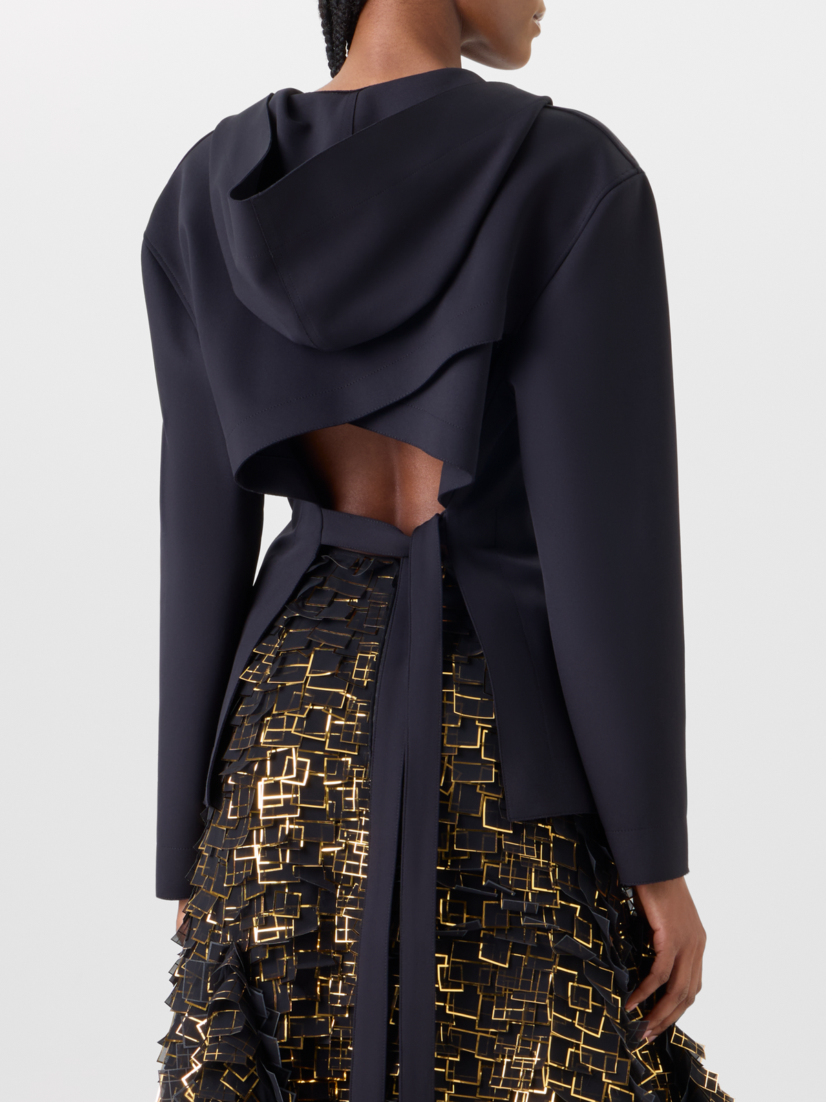 Designer Kapuzenjacke aus leichtem Neopren mit offenem Rücken - Schwarz #editorial