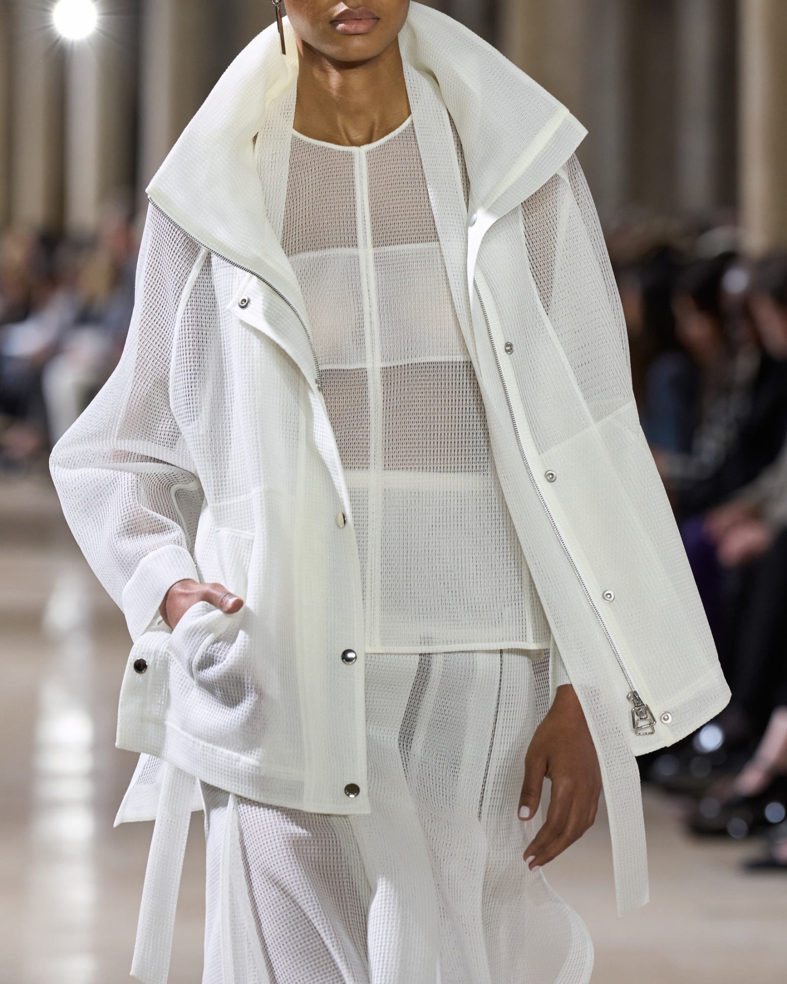 Designer Ärmellose Techno-Bluse mit Schleife - Weiss 