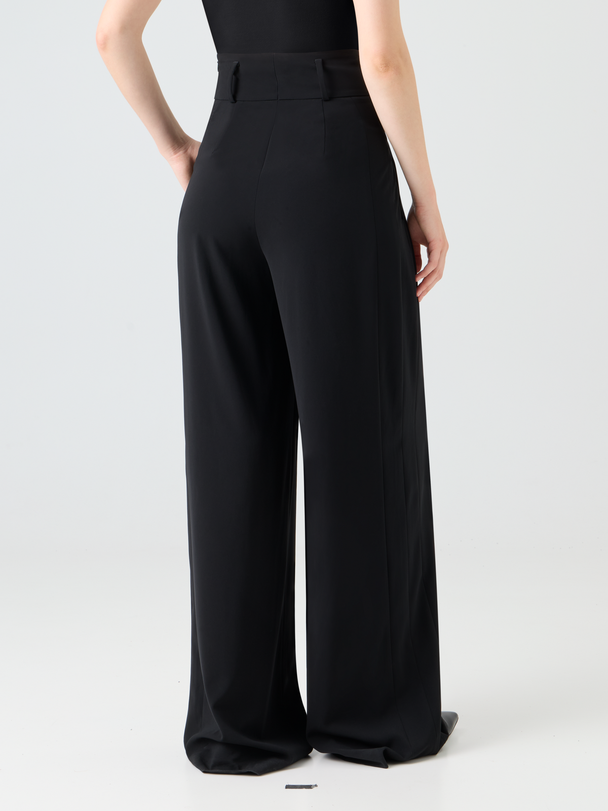 Designer Weite Lasercut-Crêpe-Hose mit hoher Taille - Schwarz #editorial