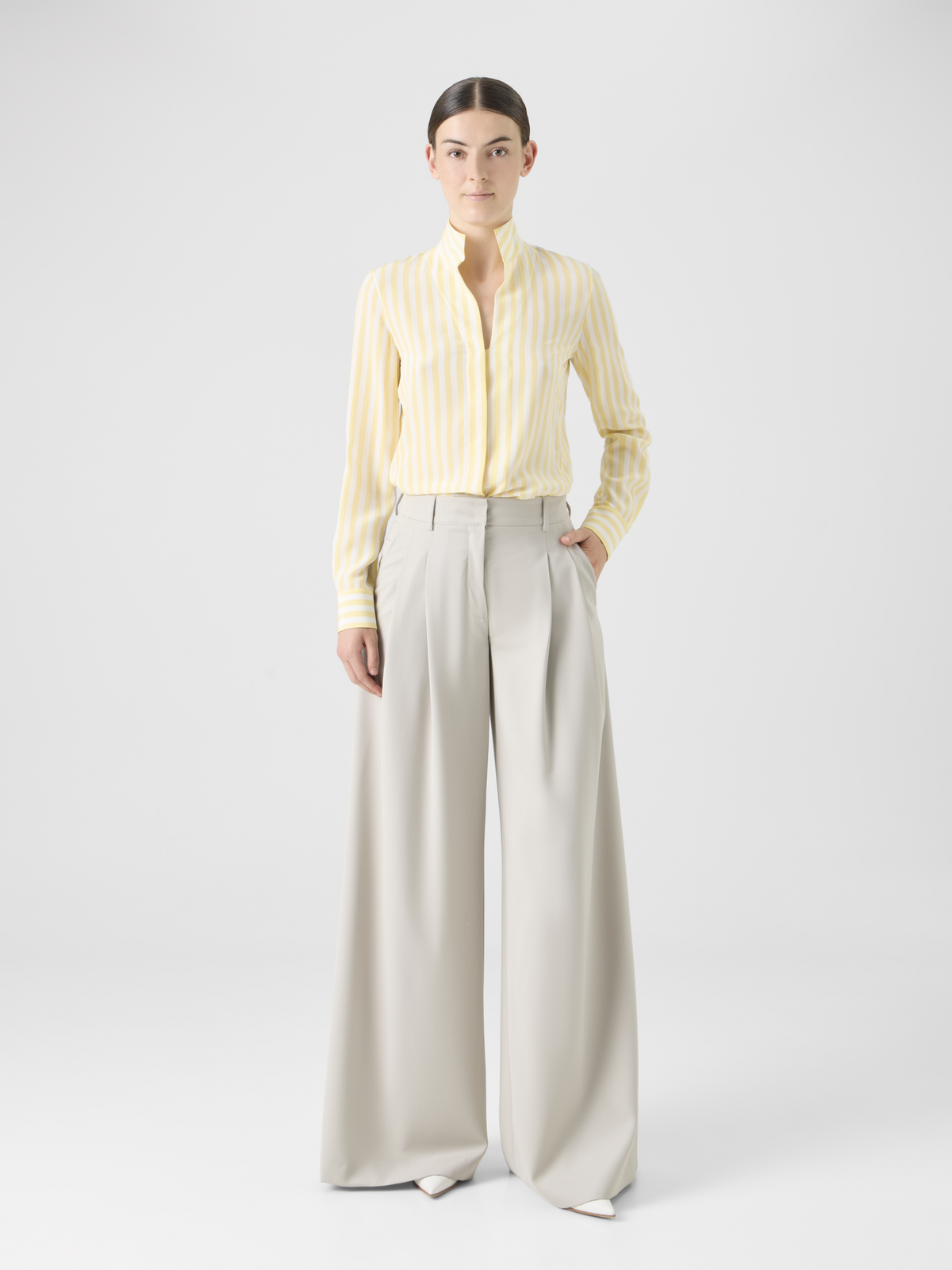 Designer Hose mit weitem Bein aus Wollgabardine - Beige #editorial