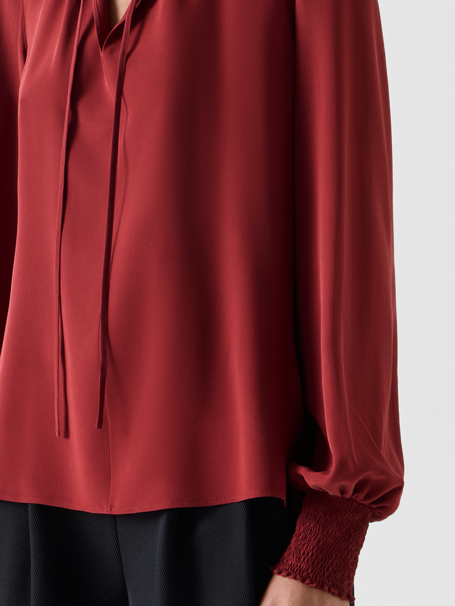 Designer Boho-Bluse aus Seiden-Crêpe mit Smok-Details - Weinrot - Rot 