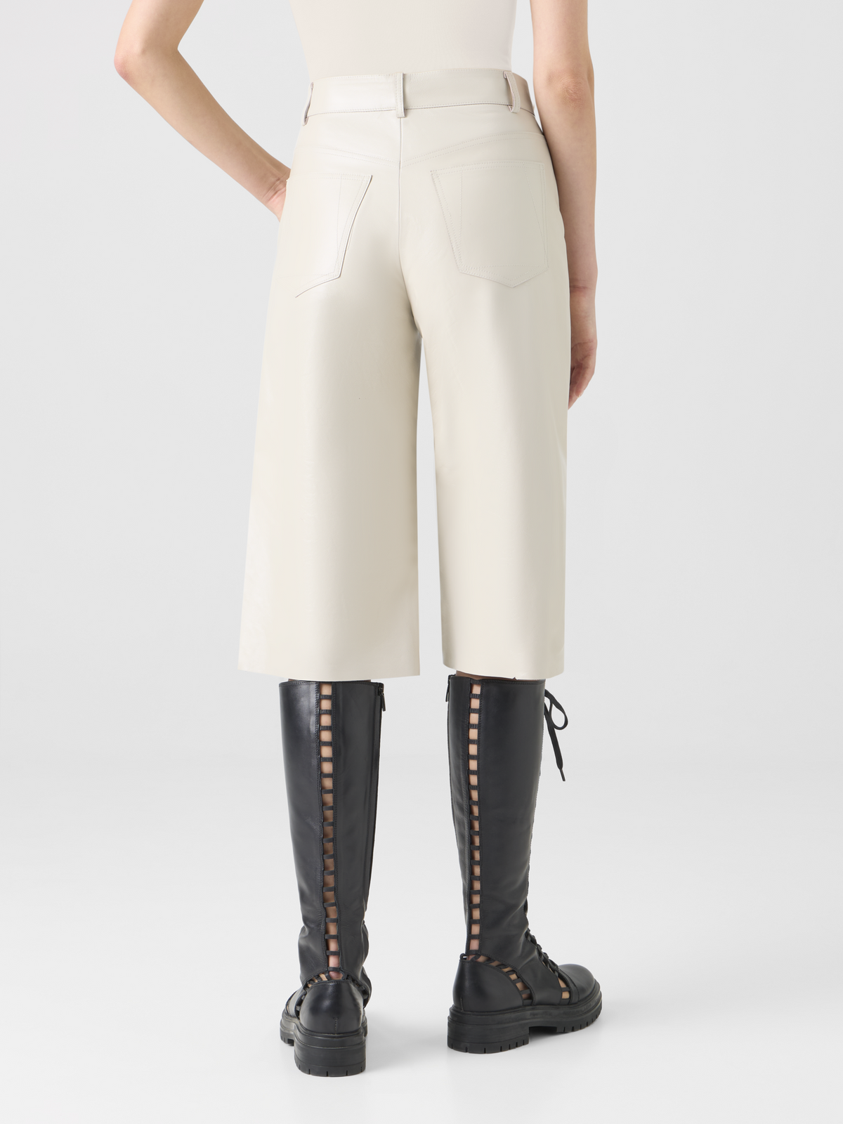 Designer Lackierte Leder-Bermudashorts mit weitem Bein - Beige #editorial