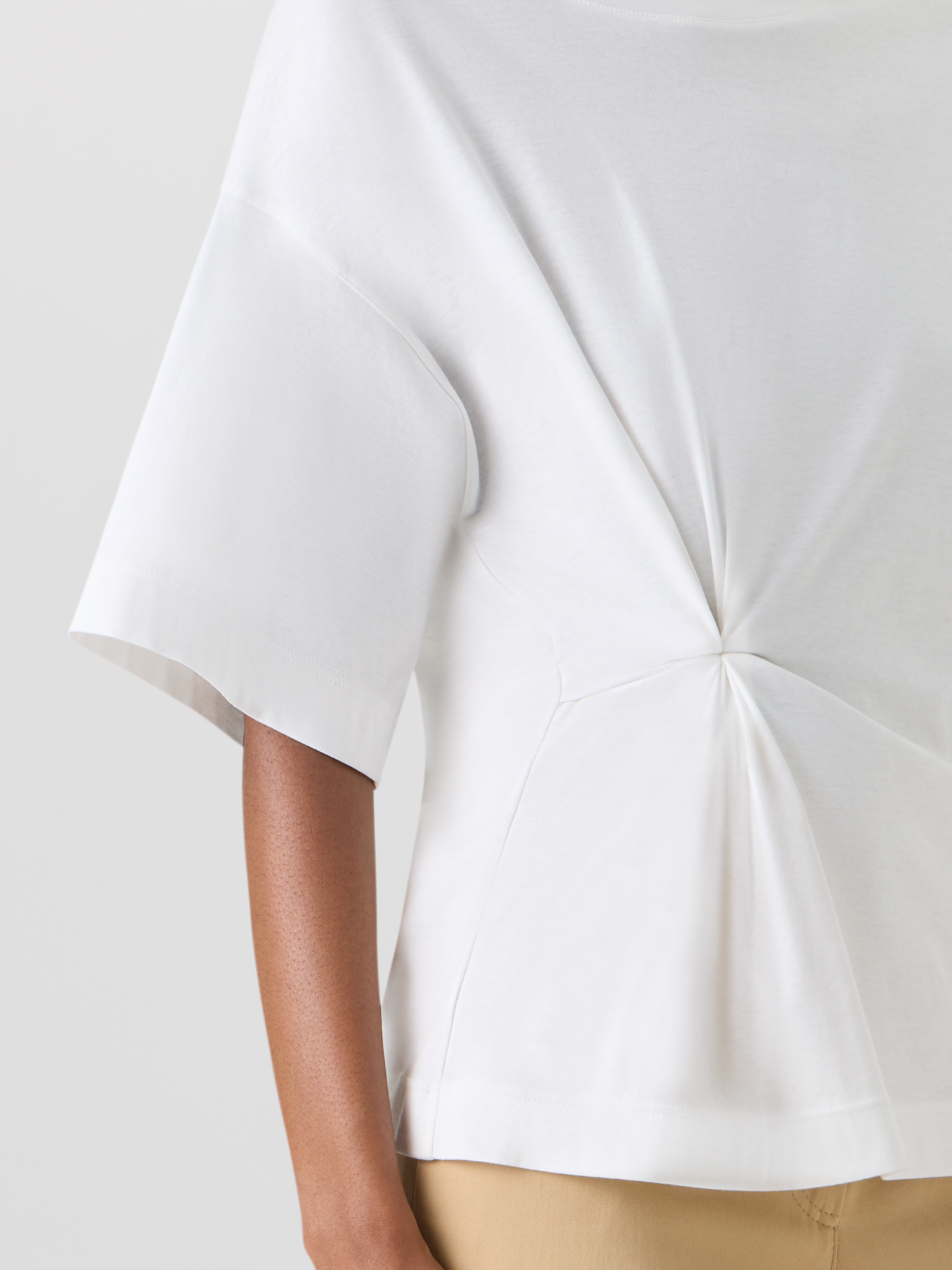 Designer Kurzärmeliges T-Shirt mit Punto Dot Applikation - Weiss 