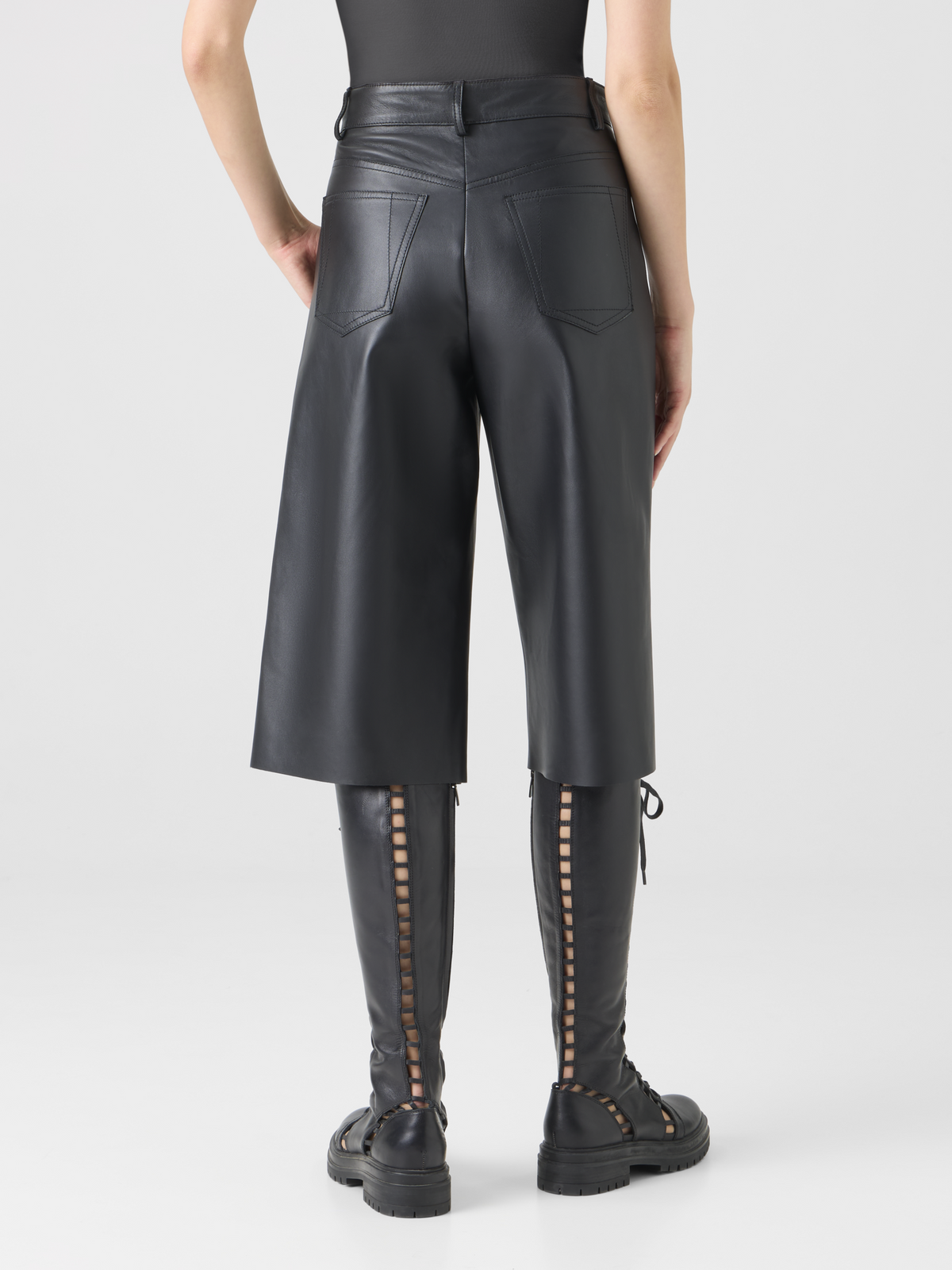 Designer WBermudashorts mit weitem Bein aus Nappalederide Leg Bermuda in Leather - Schwarz #editorial
