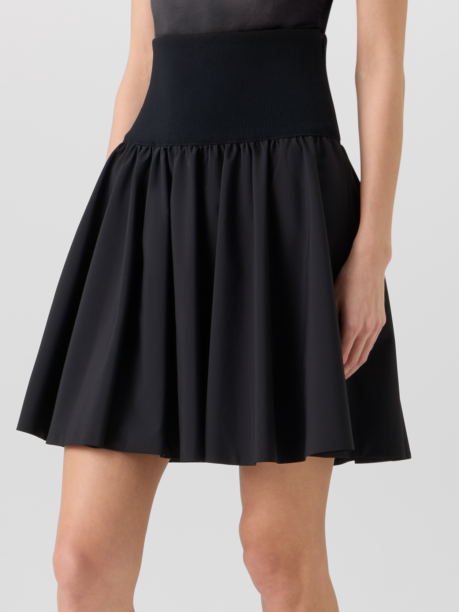 Designer Ausgestellter Minirock aus Mixed-Media - Schwarz 
