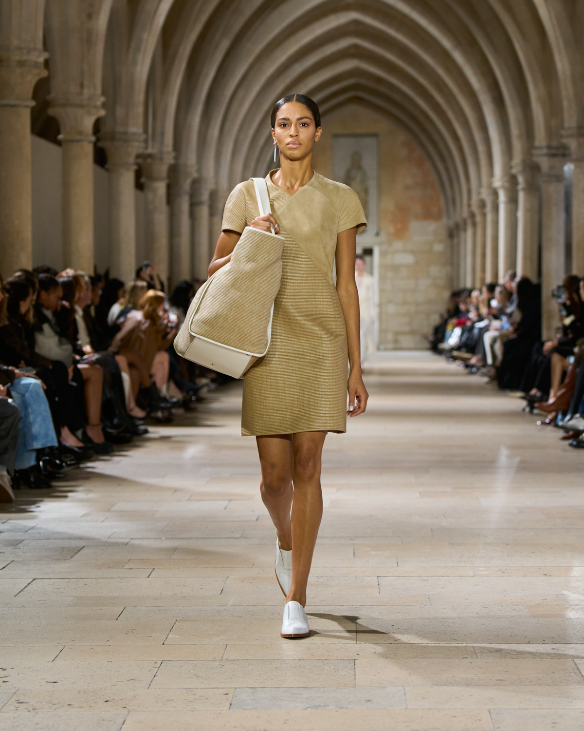 Designer Kleid aus weichem Baumwoll-Raffia und Wildleder - Beige #editorial