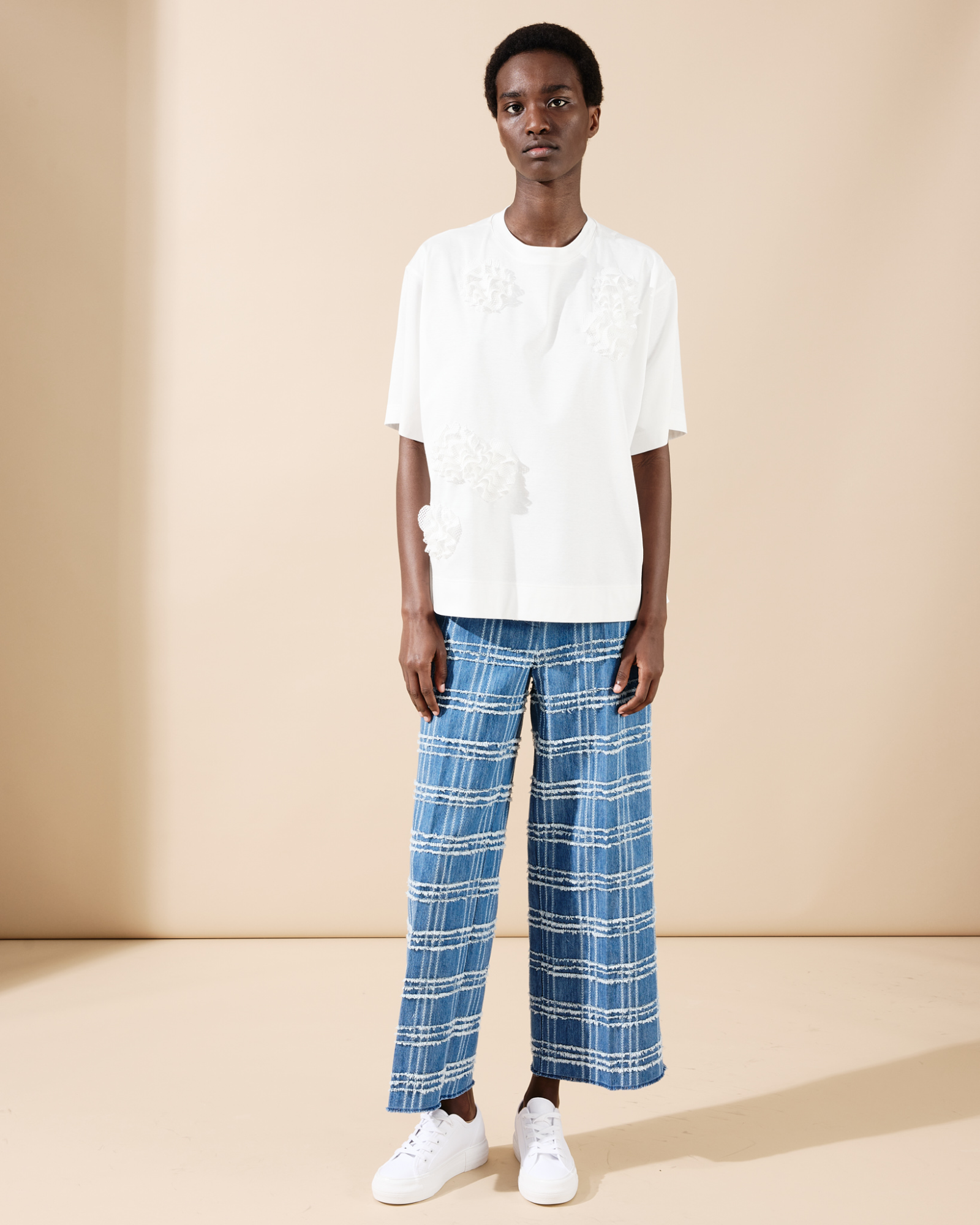 Designer Boxy Baumwoll-T-Shirt mit 3D Carnation Detail - Ecru - Weiss 