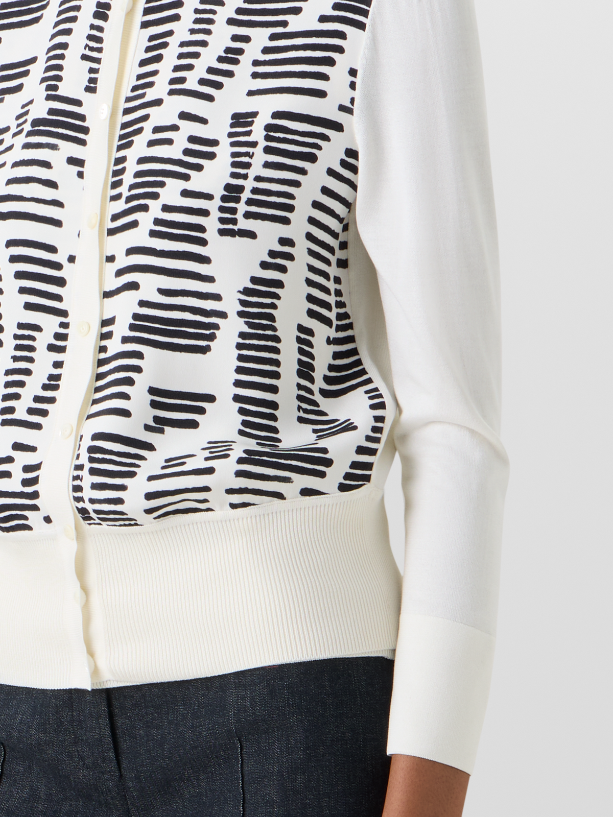 Designer Strickjacke mit Dance Movement Print auf der Vorderseite - Ecru #editorial