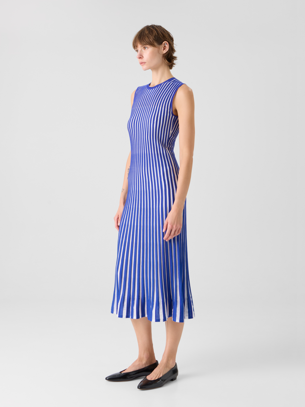 Designer Zweifarbiges Rippstrick-Kleid mit transparenten Schultern - Blau #editorial