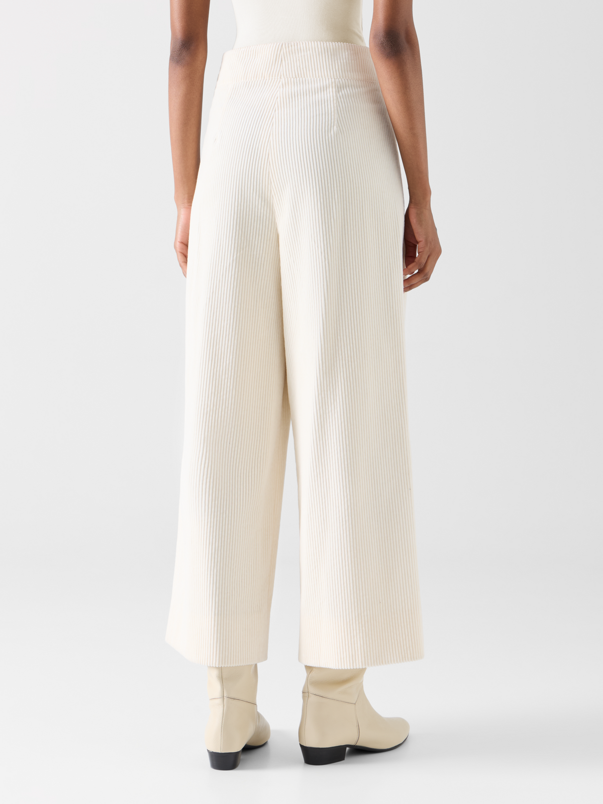 Designer Verkürzte weite Bundfaltenhose aus Cord - Ecru #editorial